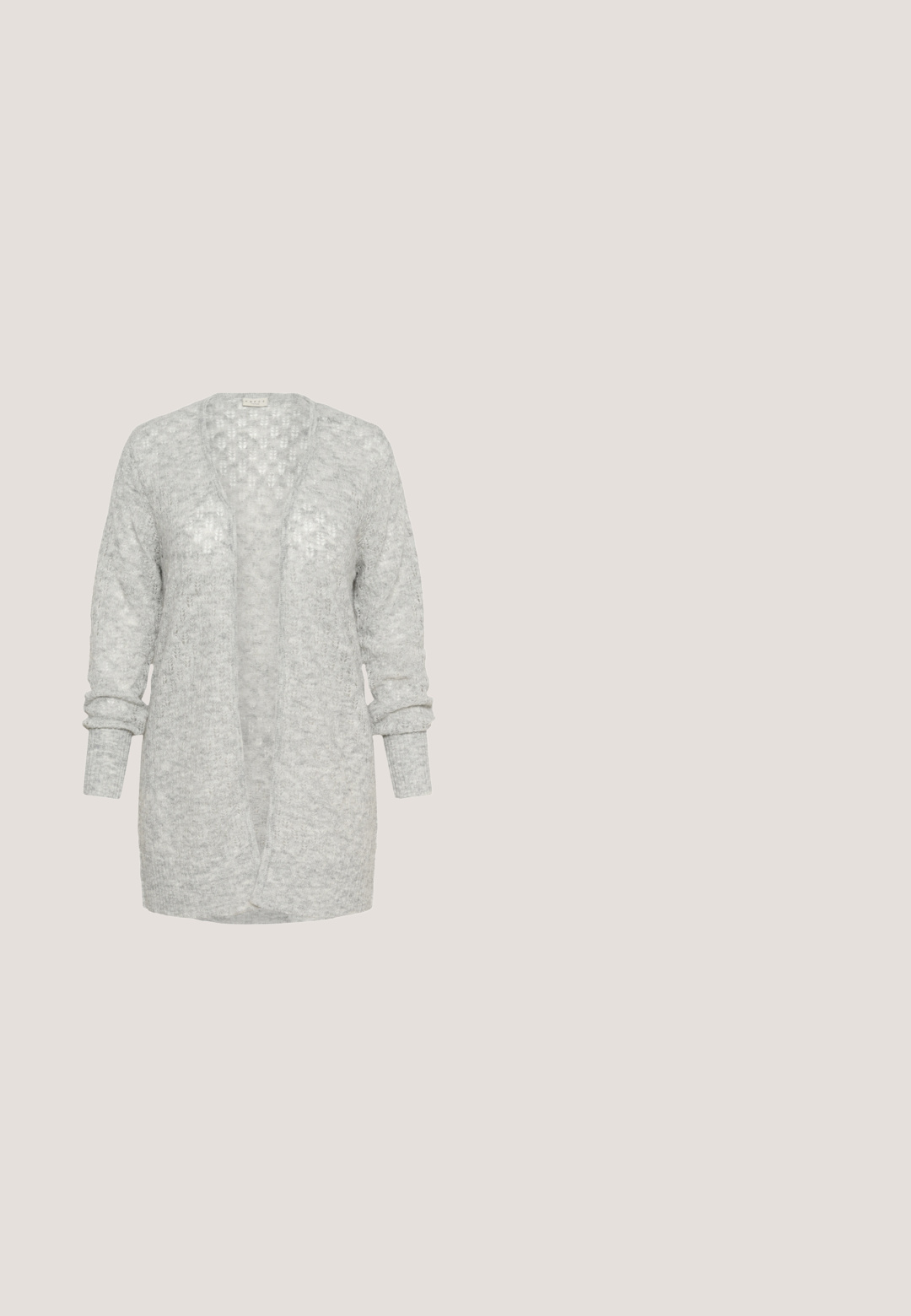 Lysegrå strikcardigan med afslappet pasform, åben front og lange ærmer med opsmøg. Blødt, tekstureret materiale med et diskret mønster.; Kortærmet, rundhalset top i lys beige stof med en glat tekstur; har en nøglehulsdetalje på ryggen og en afslappet pasform.; Røde shorts lavet af blonder med et zigzag mønster, der har en bølget kant og en elastisk talje for komfort.; Hvid Nike Air Force 1 sneaker med lavt snit, hvide snørebånd, perforeringer på tåboksen og netpanel bag Nike swoosh-logoet.; Hvid skuldertaske formet som en halvmåne med navyblå rem og store navyblå polkaprikkede prikker, med et lille rektangulært mærke foran.; Sølv snoede hoop øreringe med en poleret finish, der har et kraftigt, flettet design og åben lukning for nem påklædning.