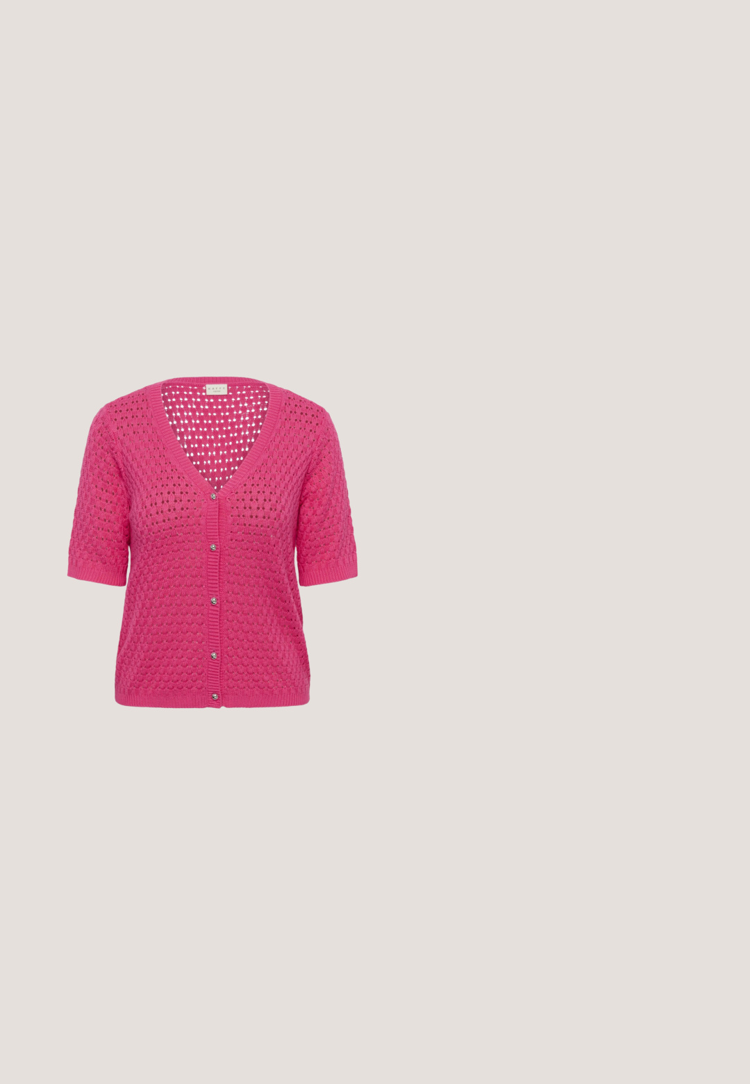 Rosa strikket kortærmet cardigan med V-hals, knapper foran og tekstureret åben arbejds mønster.; Rød og pink stribet t-shirt med korte ærmer og rund hals, lavet af blødt bomuldsstof. Vandrette striber i forskellige bredder.; Lyseblå nederdel i knælængde lavet af et tekstureret stof, med en elastisk, rynket taljebånd og et flydende design uden lommer.; Blå og lyserød sneakers med tekstureret sål svæver over en træ- og stenoverflade udendørs nær et sløret træ og en betonmur.; Genanvendelig indkøbspose med pink og rødt blomsterprint, stående oprejst på en ensfarvet lys baggrund.; Sølvfarvede øreringe med et bølget, tekstureret design, formet som overlappende halvmåner; den polerede overflade fremhæver de reflekterende egenskaber.