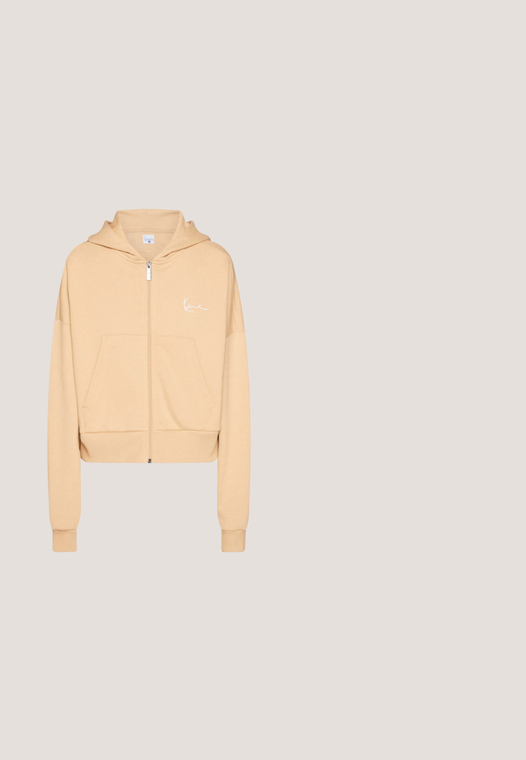 Karl Kani CHEST SIGNATURE ZIP HOODIE - Sudadera con cremallera - light beige; Camiseta sin mangas de canalé beige con escote redondeado, que presenta un pequeño parche de logo blanco y un diseño sin costuras en el cuerpo.; Pantalones jogger de color óxido, hechos de una tela suave, con una cintura con cordón, aberturas laterales a la altura de los tobillos y un sutil detalle de logo.; Zapatilla gruesa beige y blanca con suela gruesa, paneles de malla y cuero, recortes ovalados en la entresuela, lengüetas en la lengüeta y el talón.; Bolso de mano tejido en tono marrón con un diseño estructurado, que presenta una placa con el logotipo en tono dorado, cremallera lateral y una correa corta para el hombro.; Collar de cadena de oro con eslabones ovalados y un colgante en forma de corazón con incrustación de nácar rodeado de piedras de rhinestone.