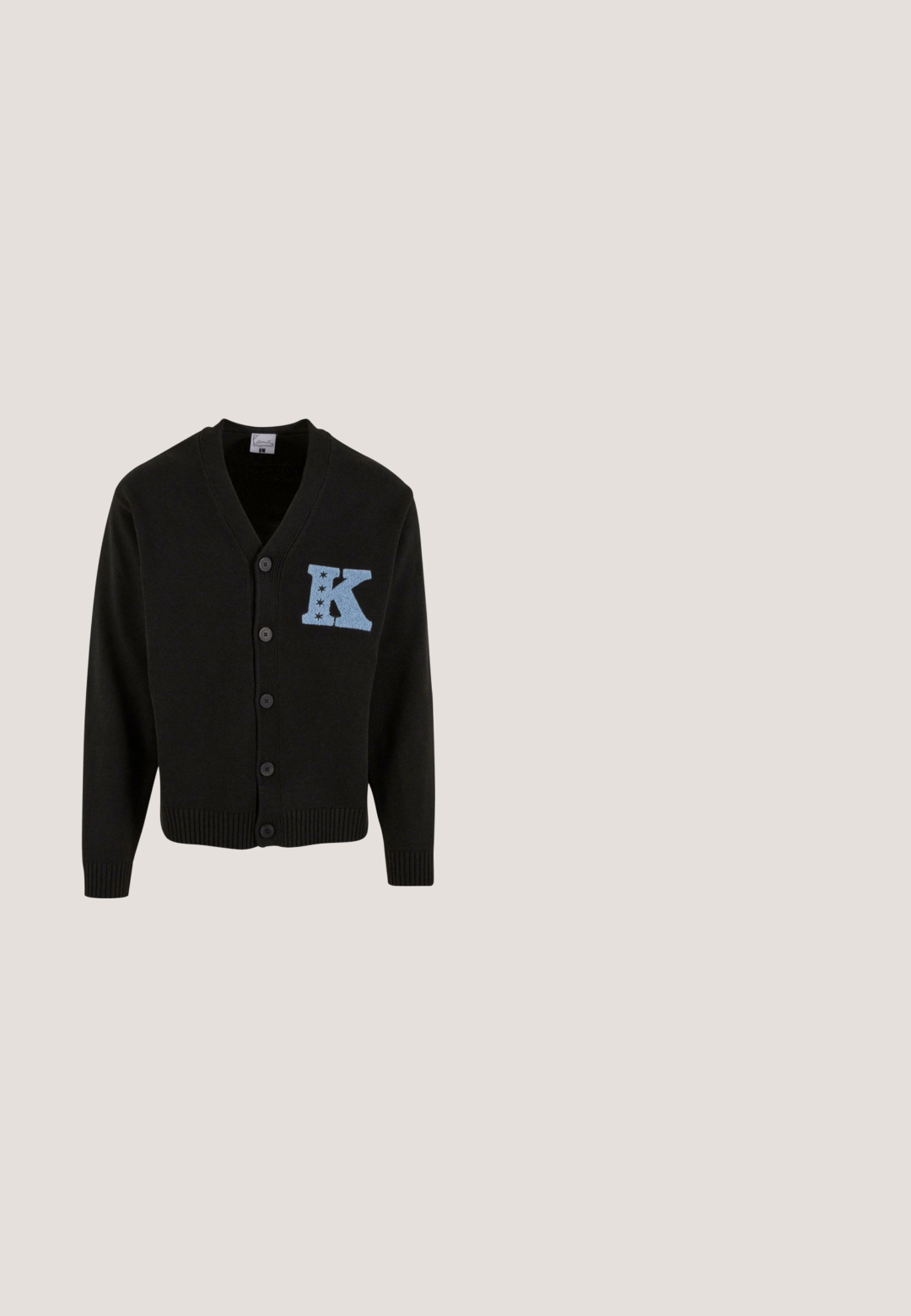 Zwarte cardigan van breiwerk, met een V-hals, vijf knopen en een lichtblauwe geborduurde 'K' met steraccenten op de linkerborst.; Zwarte gewatteerde vest met hoge kraag, doorgestikte textuur, rits aan de voorkant en zonder mouwen. Glad, lichtgewicht materiaal met een glanzende afwerking.; Witte katoenen t-shirt met metallic zilveren scriptletters "Kani" en blauwe bloemenaccenten. Korte mouwen en een klassieke pasvorm.; Zwart denim broek met wijde pijpen en hoge taille, voorzien van vier zakken en een klein logo-label aan de voorkant. Zachte textuur, eenvoudig ontwerp.; Atletische sneakers in wit en lichtblauw synthetisch materiaal, met een ronde neus, vetersluiting en zwart logo op de zijkant.; Zwarte rechthoekige crossbodytas met een ronde muntenportemonnee bevestigd, beide met Karl Lagerfeld-logo en ritssluitingen.