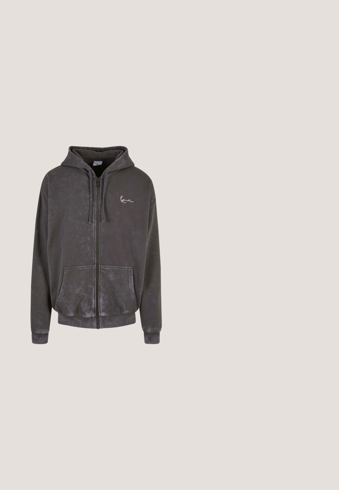 Un sweat à capuche zippé gris foncé en tissu doux et texturé. Il dispose d'une capuche avec cordon de serrage, de poches avant et d'un logo discret sur la poitrine gauche.; Gilet rembourré gris clair avec un col montant, fermeture éclair à l'avant et deux grandes poches latérales. Texture lisse, design court avec un ourlet côtelé.; T-shirt blanc uni à col rond avec manches courtes et petit texte rouge « PROHIBITED » sur la partie supérieure gauche de la poitrine.; Jean gris coupe ample avec patches brodés usés en forme de lettre "K" sur la cuisse gauche, le genou droit et la cheville gauche.; Baskets blanches avec une surface texturée présentant un motif. Le design comprend une signature noire et un logo gris sur la languette.; Sac de taille en tissu noir avec un motif géométrique, comportant une poche zippée et une sangle réglable. Forme rectangulaire compacte avec un détail texturé.