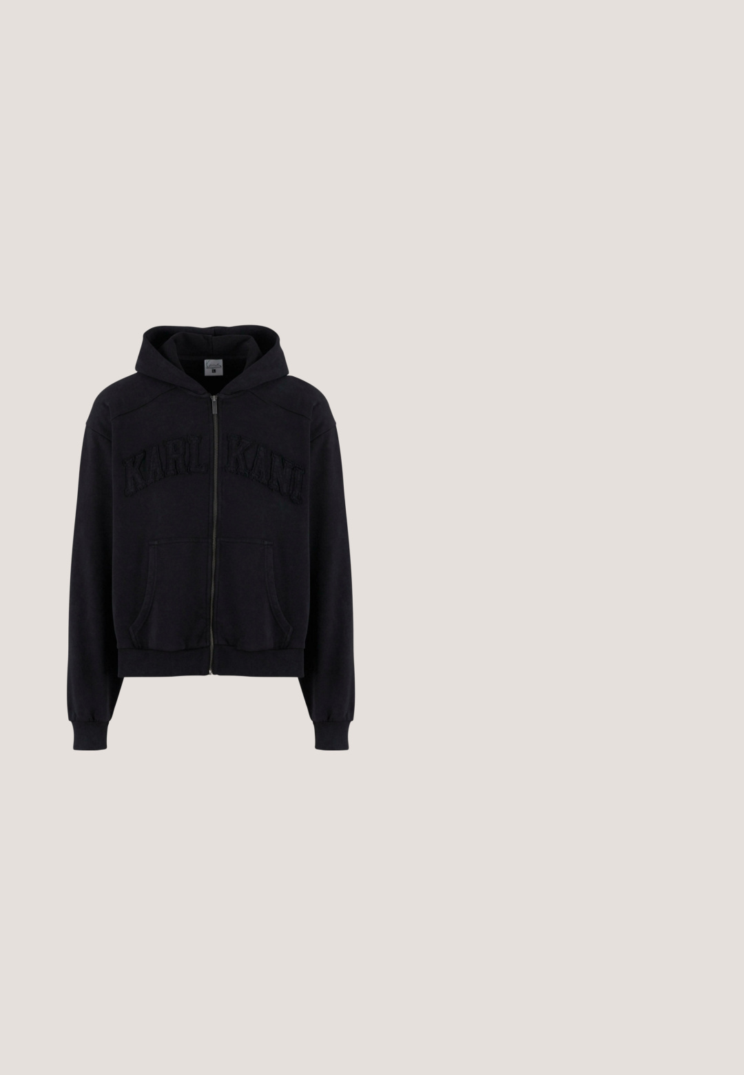 Hoodie mit Reißverschluss aus dunkelblauem Baumwollgemisch. Mit gesticktem "KARL KANI"-Logo, Fronttaschen und gerippten Bündchen und Saum.; Schwarze Zip-Up-Weste mit zwei vertikalen grauen Streifen, zwei Seitentaschen und dem „Ed Hardy EST. 1971“-Logo auf der Brust sowie einem Etikett im Kragen.; Übergroßes, dunkelgraues T-Shirt aus weicher Baumwolle mit einem weiß bedruckten Logo "ED HARDY", das zentral auf der Brust sitzt, kurzen Ärmeln und einem Rundhalsausschnitt.; Schwarze, weit geschnittene Jeans mit verblasstem Finish, mit Knopfverschluss, fünf Taschen und einem markierten Patch auf der vorderen linken Seite.; Weiße Sportschuhe mit Mesh-Obermaterial, strukturierten Akzenten und gepolsterter Sohle. Kombieirt mit schwarzen gerippten Knöchelsocken auf einer blauen Teppichoberfläche.; Schwarze rechteckige Sonnenbrille mit schmalen rosa getönten Gläsern, die auf einer weißen Fläche liegt.