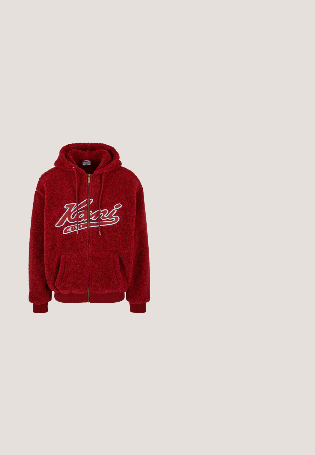 Roter Fleece-Hoodie mit einer strukturierten, flauschigen Oberfläche, weißem Logo-Druck, vorderen Taschen und gerippten Bündchen und Saum. Goldener Reißverschluss-Akzent.; Rotes Baumwoll-T-Shirt mit Rundhalsausschnitt, kurzen Ärmeln und einem kleinen schwarzen Logo auf der linken Brust und dem Ärmel. Glatte, einfarbige Stoffqualität.; Rote Jogginghose mit elastischem Bund und verstellbarem Kordelzug. Hergestellt aus weichem Stoff, mit entspannter Passform und ohne sichtbare Muster.; High-Top-Basketballschuh mit rotem, schwarzem und weißem wellenförmigem Sohlen-Design, schwarzen Schnürsenkeln und einem kleinen kreisförmigen Logo an der Seite.; Kleine schwarze Umhängetasche mit abstrakten blauen und roten Mustern, Fronttasche aus Netzstoff, verstellbarem Riemen und DC Shoes-Logo.; Silberarmband mit verbundenen geometrischen Formen, verziert mit roten und schwarzen Emaille-Details und einem Kettenverschluss.