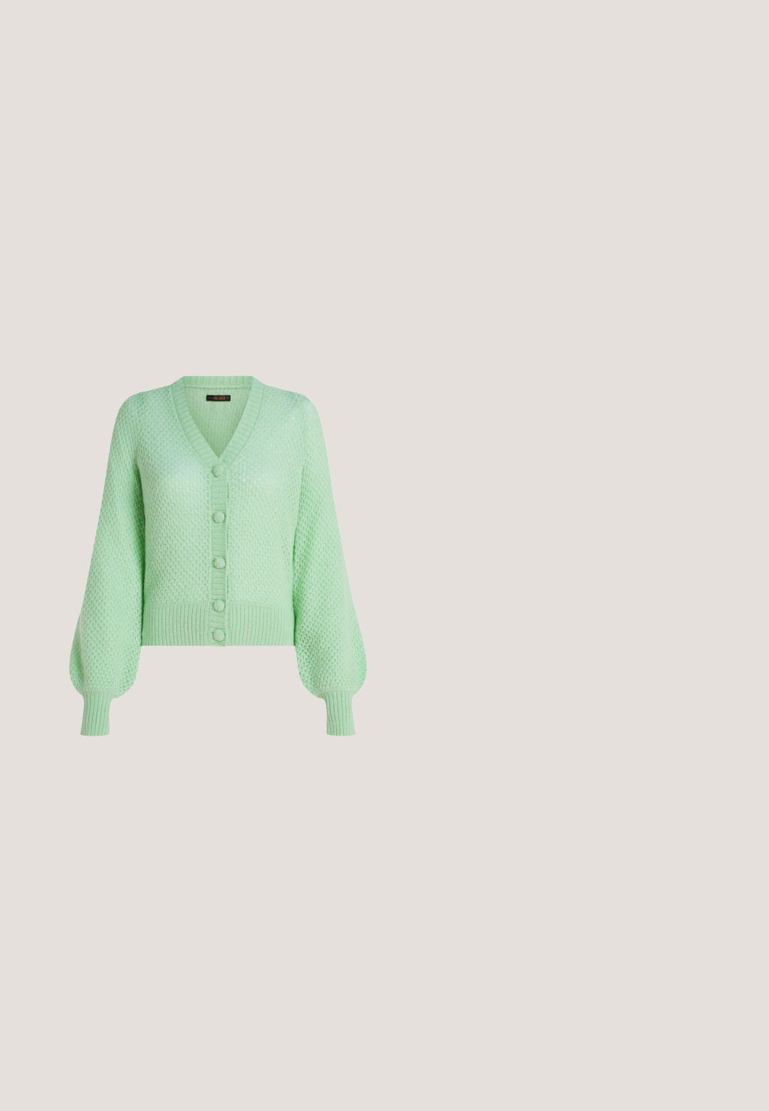 Cardigan en maille vert clair avec motif texturé, col en V, cinq boutons recouverts, et manches longues bouffantes avec poignets et ourlet côtelés.; Blouse lavande avec un col à nouer, manches longues et fermeture à boutons. Tissu lisse avec un léger éclat, présentant des détails de conception minimalistes.; Jupe crayon en tricot de couleur vert menthe clair avec une texture à côtes verticales, forme ajustée et ceinture lisse. Idéale pour une tenue décontractée ou formelle.; Baskets avec une tige en cuir blanc, des accents bleu clair, des panneaux en suède beige et une semelle en caoutchouc rose texturée ; logo brodé sur le côté.; Foulard carré avec centre rose, bord bleu et motif floral orange et blanc sur des branches.; Pochette en cuir bleu clair avec fermoir rectangulaire doré et sangle de poignet amovible sur fond blanc.