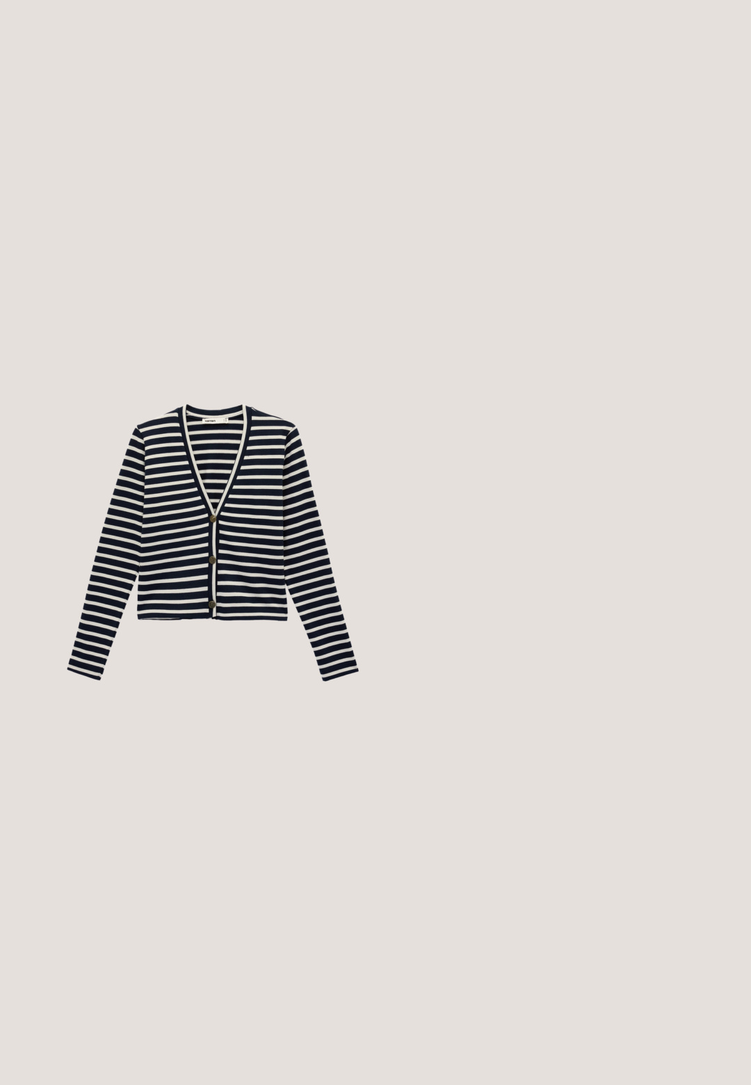 Cardigan rayé horizontal bleu marine et blanc avec manches longues, col en V et trois boutons sur le devant.; Polo à manches courtes avec des rayures horizontales bleu clair et blanc et une patte boutonnée.; Pantalon blanc à jambes droites avec pois noirs, bouton et fermeture éclair à l'avant, et style cinq poches.; Ballet flat en cuir beige avec un bout en cuir verni noir. Présente une surface texturée, un design minimaliste et un talon bas.; Expatrié GRACE - Sac à main - beige; Bracelet en ton or présentant cinq petits accents brillants en forme de cœur, reliés par une chaîne délicate avec un fermoir mousqueton et une longueur ajustable.