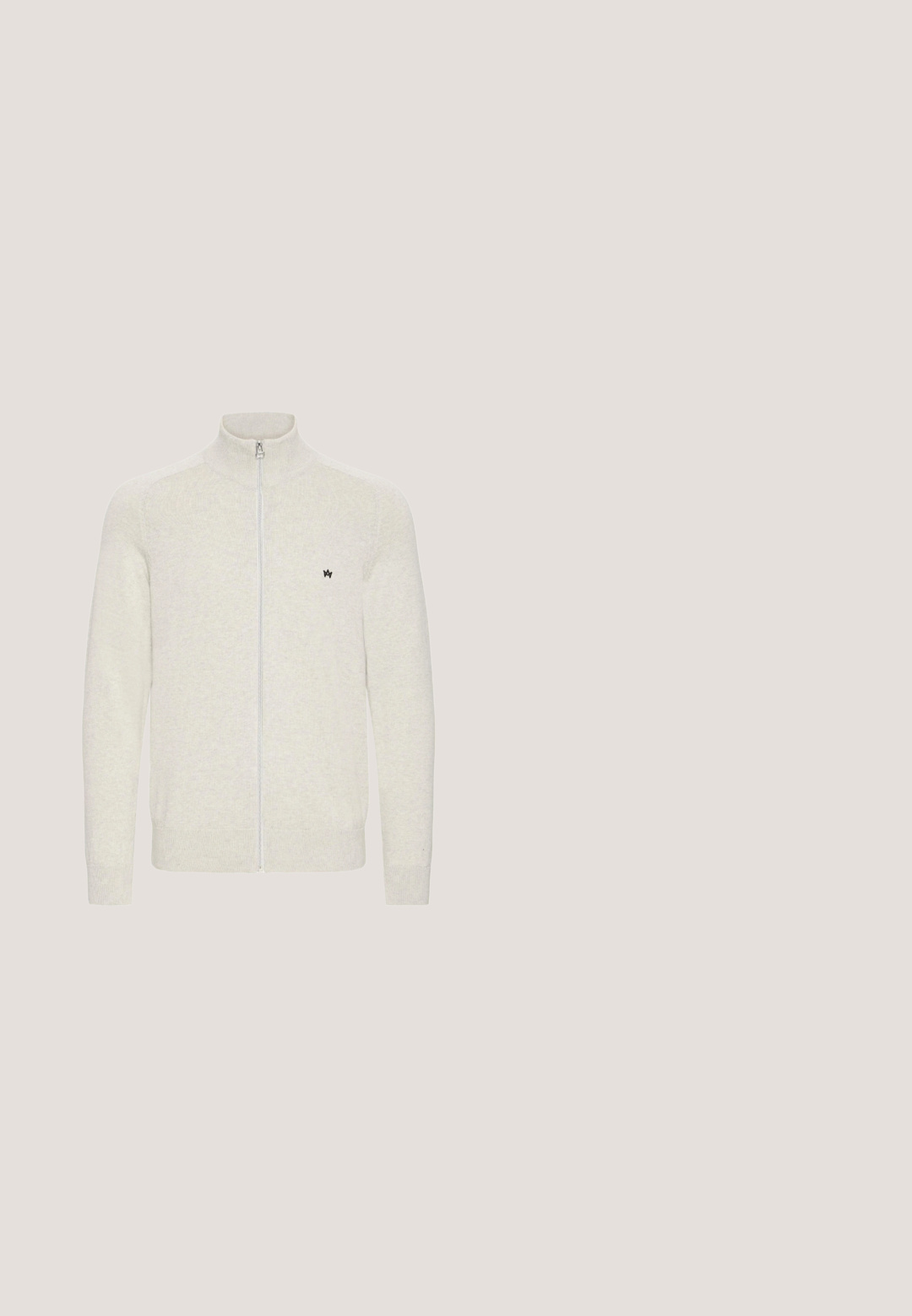 Lys grå zip-up sweater med høj krave, ribbede manchetter og kant, lavet af blødt strikmateriale, med et lille sort logo på brystet.; Polstret vest i mørk teal-stof med hætte, lynlås foran og sidelommer; quiltet mønster og glat tekstur.; Marineblå langærmet polo lavet af bomuld med en tre-knaps lukning, ribbede manchetter og klassisk krave.; Sorte bomuldsbukser med lige ben-design, der har en frontlukning med knap, bæltestropper og minimal dekoration.; Sort strikket sneakers med hvid sål flydende over et tekstureret beige tæppe ved siden af et træ sofabord med stablede bøger.; Sorte rektangulære solbriller med mørkegrønne linser og diskrete guldaccent på rammen og stængerne, vist mod en lys baggrund.