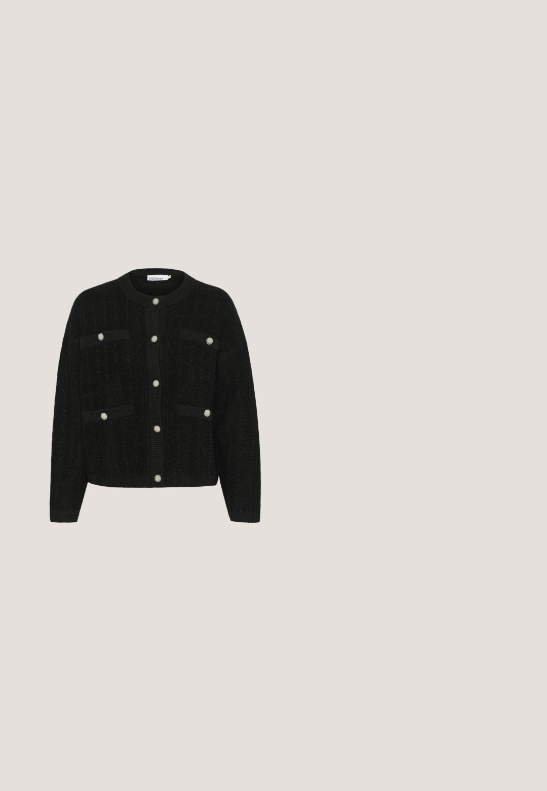 Sort strikket cardigan med rund halsudskæring, fuld knaplukning foran, to påsyede lommer og dekorative knapper på lommerne og placket.; Sort ribbet crop-top med den ene skulder, detaljeret med snoet strop og tætsiddende silhuet.; Sort tweed nederdel med gittermønster, dekoreret med pailletter og små blomsterakcenter, med en frynset kanten og tætsiddende design.; Sort patentlæder slingback hæl med spids tå, lille kitten hæl og sølvspænde på en ensartet hvid baggrund.; Sort quiltet håndtaske med gulddetaljer, med farverige broderede motiver inklusive hjerter, stjerner og blomster på forsiden.; Guldtonede øreringe har en miniature charm i form af Eiffeltårnet og en charm med teksten "AMOUR", prydet med klare rhinsten.