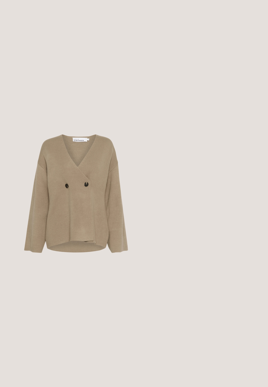 Pull en tricot beige avec un col en V, design croisé, deux boutons noirs et des manches larges. Texture lisse avec une coupe décontractée.; Haut blanc sans manches à pois noirs irréguliers, encolure dégagée et coupe ajustée.; Pantalon beige clair à jambes larges avec taille élastique et tissu lisse, coupe ample, sans poches visibles ni ornements.; Baskets basses avec motif tacheté blanc et marron façon peau de vache, accents en daim beige, lacets blancs et semelle en caoutchouc naturel, vues de profil.; Sac à bandoulière en cuir marron clair avec une petite pochette beige assortie à fermeture éclair placée devant sur fond blanc.; Bague ouverte en or lisse et brillant avec deux extrémités arrondies de forme irrégulière se faisant face, sur un fond blanc.