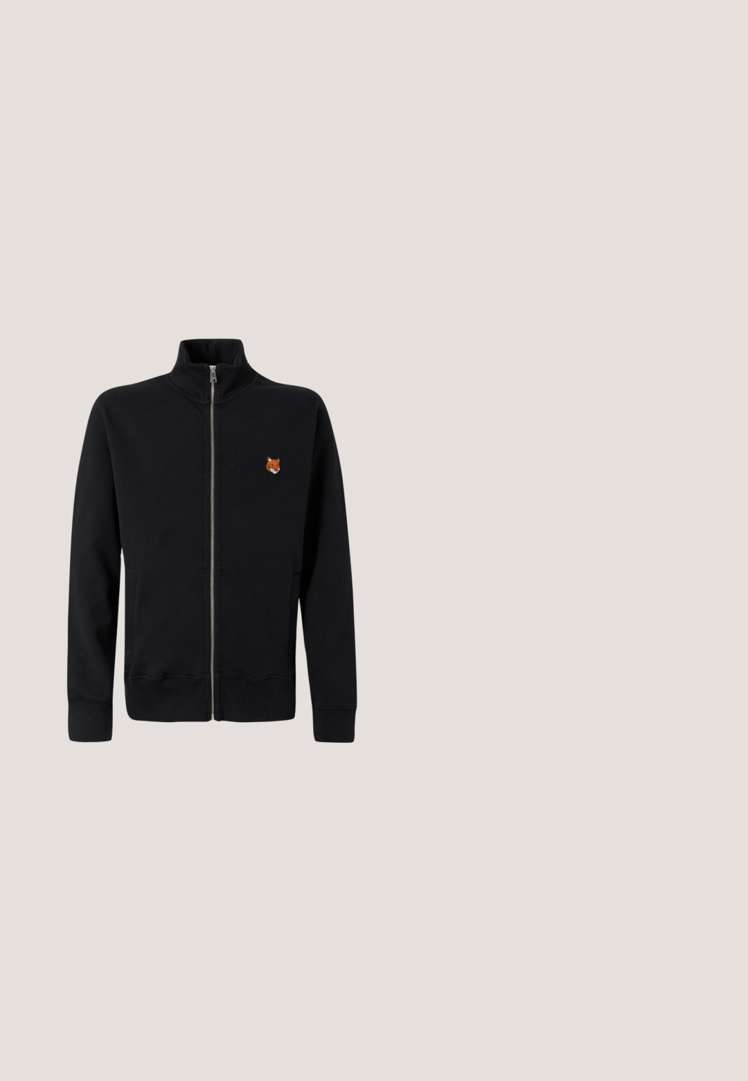Sort zip-up sweatshirt i blødt stof, med høj krave og et lille broderet rævdesign på venstre side.; Sort ærmeløs tanktop med rund halsudskæring. Har et hvidt EA7 Emporio Armani-logo på brystet. Fremstillet af glat stof.; Sorte joggingbukser lavet af blødt stof, med elastisk talje, afsluttede benkant og sidenetpaneler for ekstra ventilation.; Lave sneakers med brunt ruskind, navy og teal paneler, cremefarvede snørebånd, beige sål og rødt hælgreb på hvid baggrund.; Sorte rektangulære solbriller med mørke linser og tynde brillestænger, hvilende på en hvid overflade, Giorgio Armani mærkning på brillestangen.; To sorte stofposer med lynlås: den ene er rektangulær med en lynlåslomme foran og et logoetiket, den anden er lille og ovalformet med præget branding.