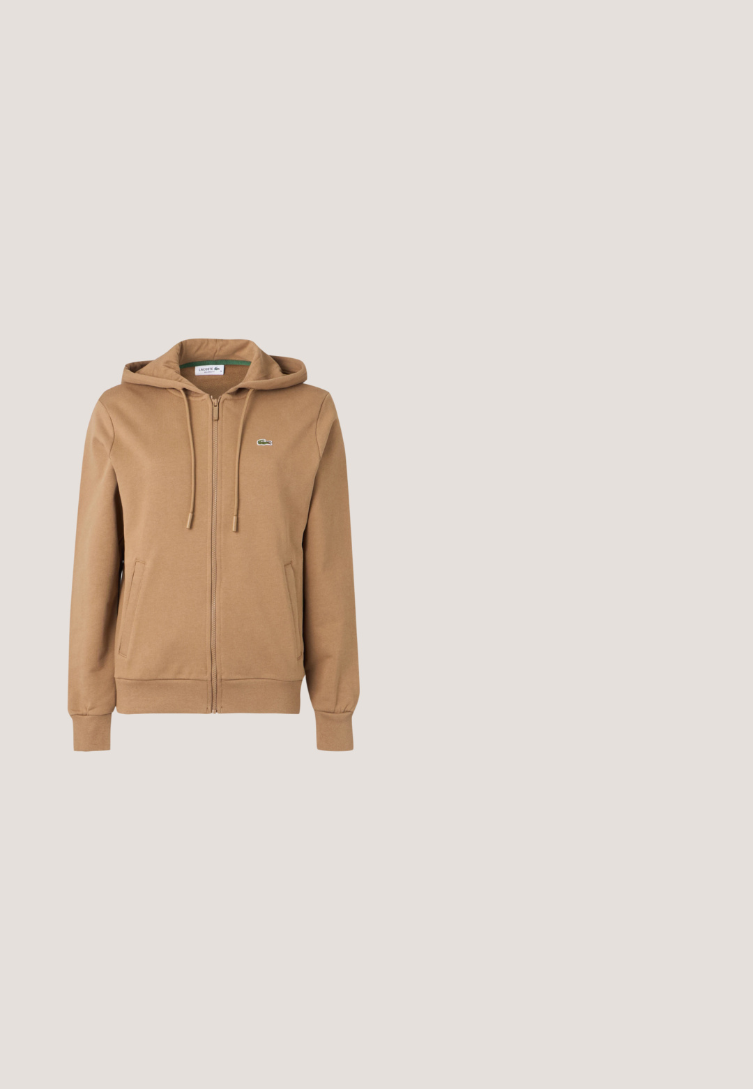 Bruine hoodie met rits, koordjes, zijzakken, geribde boorden en een klein groen geborduurd krokodillenlogo op de borst.; Zwart mouwloos geribbeld tanktop met een ronde hals en een klein groen Lacoste krokodillenlogo gecentreerd onder de halslijn.; Donker bordeauxkleurige joggerbroek met elastische taille, elastische boorden en smalle taps toelopende pijpen, weergegeven op een effen lichte achtergrond.; Witte lage Lacoste sneaker met gouden logo aan de zijkant, witte veters en rubberen zool tegen een neutrale achtergrond.; Zwarte gestructureerde schoudertas met zilveren rits en klein zilveren krokodillenlogo aan de voorkant tegen een effen achtergrond.; Parelsstud oorbellen met een glanzende afwerking; versierd met een kleine gouden krokodilaccent op elke oorbel. Cirkelvormig, gladde textuur.