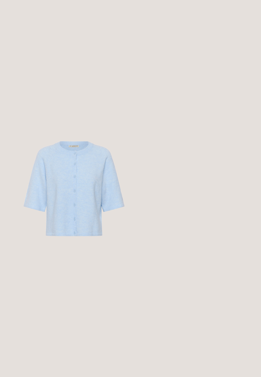 Lichtblauwe cardigan met korte mouwen, ronde hals en knopen aan de voorkant, gemaakt van zachte gebreide stof.; Lichtblauw geribd mouwloos hemdje met gerimpelde afwerking langs de halslijn en de bandjes, klein maatlabel zichtbaar aan de binnenkant.; Lichtblauwe wijde broek van zacht materiaal, met een elastische tailleband en een losse pasvorm die tot halverwege de kuit reikt.; Lichtblauw en witte sport sneaker met textuurstof, zigzag accenten, gevoerde zool en een logo op de tong en hiel lus.; Lichtblauwe rechthoekige handtas met doorgestikt wit geweven voorpaneel, bovenhandvatten en afneembare schouderriem op witte achtergrond.; Massi Morino Ring - türkis