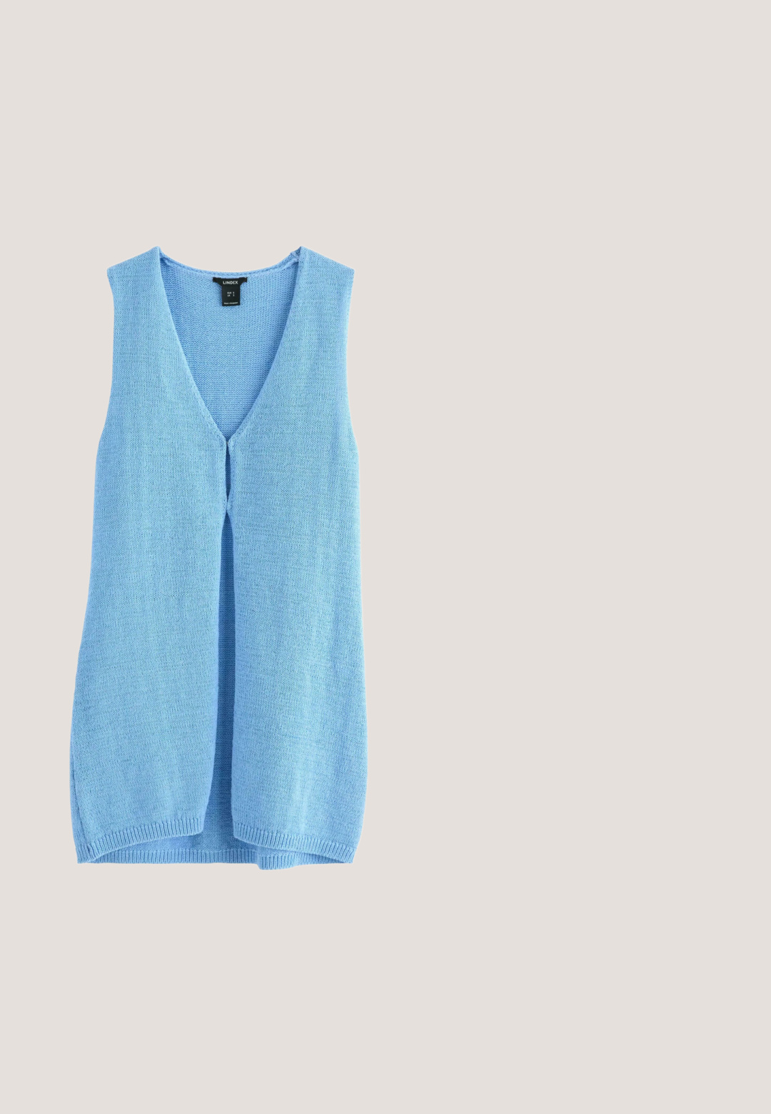 Lyseblå strikket ærmeløs vest med åben front og V-hals, mærket størrelse medium, vist på hvid baggrund.; Lyseblå strikket tanktop med hvid kant, der har tynde skulderstropper og en tætsiddende design med en glat, tekstureret overflade.; Lyseblå bukser med vide ben med tynde hvide lodrette striber, frontfolder, sidelommer og bæltestropper.; Mørkeblå og hvide stribede åben tå slide-sandal med to justerbare spænderem og flad sål.; Et par lyseblå solbriller med et geometrisk katteøjedesign, mørkeblå linser og en struktureret stang med et logo som accent.; Multifarvet totebag med blåt og hvidt geometrisk mønster, frynsede kanter og "Hawaii" broderet i gult, med robuste blå håndtag.