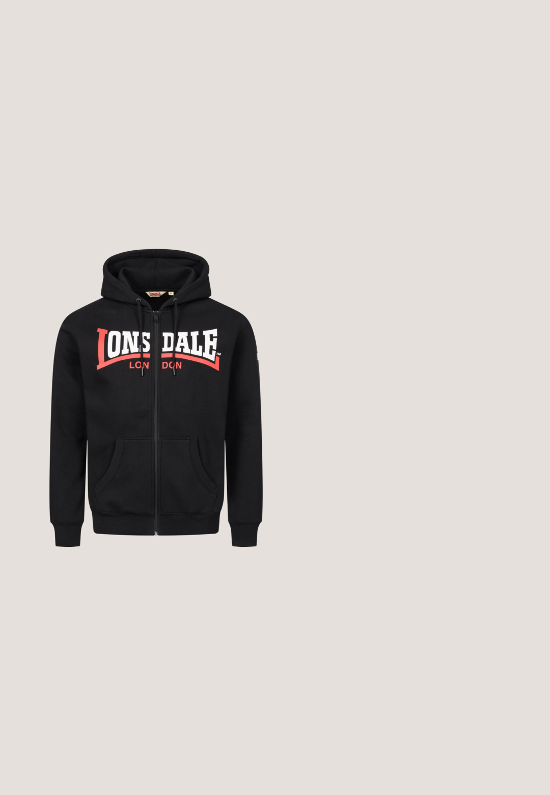 Sudadera con cremallera negra hecha de una tela suave, que presenta un destacado gráfico en blanco y rojo de "Lonsdale London", con dos bolsillos frontales y capucha con cordón.; Sudadera sin mangas gris con un bolsillo tipo canguro en la parte frontal, que presenta un gráfico de león negro y el texto "Lonsdale" impreso en negrita sobre "London".; Pantalones jogger negros de mezcla de algodón, con cintura elástica y cordón, tobillos ajustados y un pequeño logo blanco en el costado.; Zapatilla negra con acentos y logotipo blanco. Presenta puntera redonda, suela acolchada, cordones planos y material superior liso. Vista lateral.; Gafas de sol rectangulares negras con lentes grises, que presentan un acabado mate suave y esquinas redondeadas. Las patillas de las gafas se curvan ligeramente para un mejor ajuste.; Anillo de metal plateado con un diseño segmentado, que presenta el logo grabado "DIESEL". Textura suave con un acabado pulido.