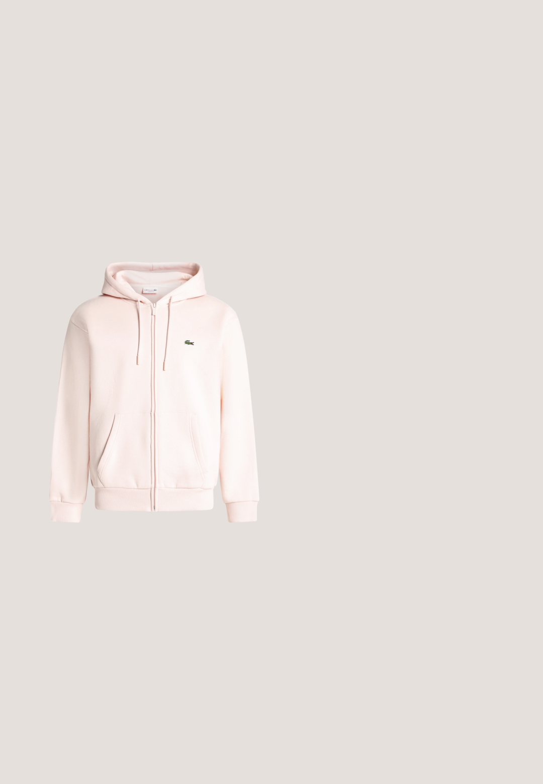 Lichtroze hoodie met ritssluiting, voorzakken, capuchon met veter, geribbelde boorden en een klein groen krokodillenlogo op de borst.; Polo shirt in lichtroze katoen met een klassieke kraag, twee knopen en een klein groen krokodillenlogo op de linkerkant van de borst. Korte mouwen.; Lichtroze joggingbroek met elastische tailleband en boorden, met een klein groen krokodillenlogo op de bovenste linker dij.; Witte sportieve schoen met een textuur van gaas bovenwerk, gebogen ontwerp en contrasterende zwarte zool. Heeft een groen geborduurd logo aan de zijkant.; Lichtblauwe vierkante crossbodytas met verstelbare riem en een klein groen krokodillenlogo rechtsonder.; Zilveren schakelarmband met een platte, gegraveerde metalen sluiting met een groene accent. De schakels zijn afgerond en gepolijst voor een gladde afwerking.