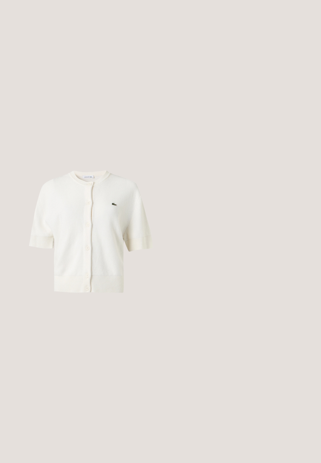 Hvid kortærmet knap-op cardigan med rund hals og lille grønt krokodillelogo på venstre bryst.; Hvid strikket T-shirt med korte ærmer og marineblå stribet kant på kraven og ærmerne, med en lille brystlomme med en grøn krokodillelogo.; Sorte bukser med bred ben-design, elastisk talje med snørrebånd og glat, letvægtsstof. Inkluderer sidelommer.; Sort læder slingback sko med spids tå, tre sølvspænder på forsiden og lav lille hæl på hvid baggrund.; Sort læder-totetaske med to skulderstropper og et lille sølvfarvet krokodillelogo foran i midten mod en ensartet lys baggrund.; To sølvfarvede kompakte spejle formet som muslingeskaller med ribbede detaljer, placeret side om side på en hvid baggrund.