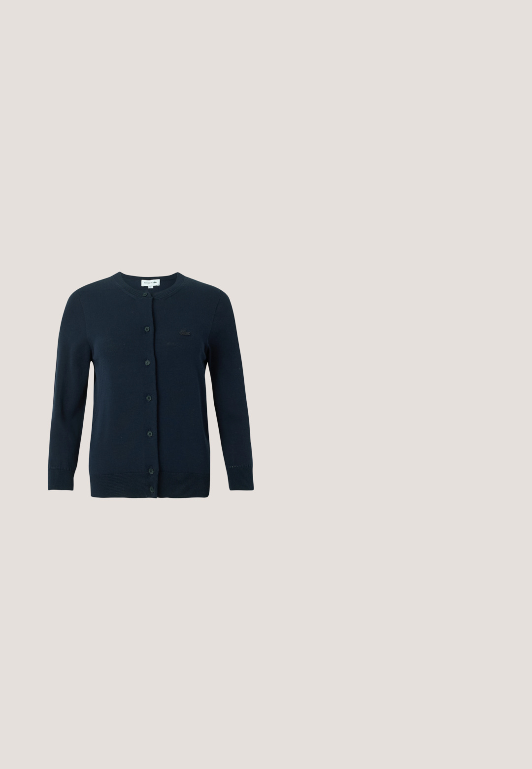 Marineblauer Strickcardigan mit Knopfleiste, langen Ärmeln, rundem Halsausschnitt, gerippten Bündchen und Saum sowie kleinem besticktem Logo auf der Brust.; Kurzärmliges T-Shirt in Hellblau mit horizontalen Streifen in Gelb und Weiß. Verfügt über ein kleines grünes Logo auf der Brust. Aus Baumwollmaterial.; Marineblaue Jogginghosen aus glattem, leichtem Material; mit einem elastischen Bund und Kordelzug sowie schmal zulaufenden Knöcheln.; Brauner Sneaker mit niedrigem Schaft, drei Klettverschlüssen, Gummisohle und goldenem Krokodillogo an der Seite, auf einfarbigem Hintergrund gezeigt.; Tote-Bag in Marineblau aus strukturiertem Material, mit zwei Griffen, einem oberen Reißverschluss und einem kleinen grünen Logodetail auf der Vorderseite.; Goldene Creolen mit grünen facettierten Steinen und kleinen goldenen klauenförmigen Anhängern, die unter jedem Stein hängen, auf weißem Hintergrund dargestellt.