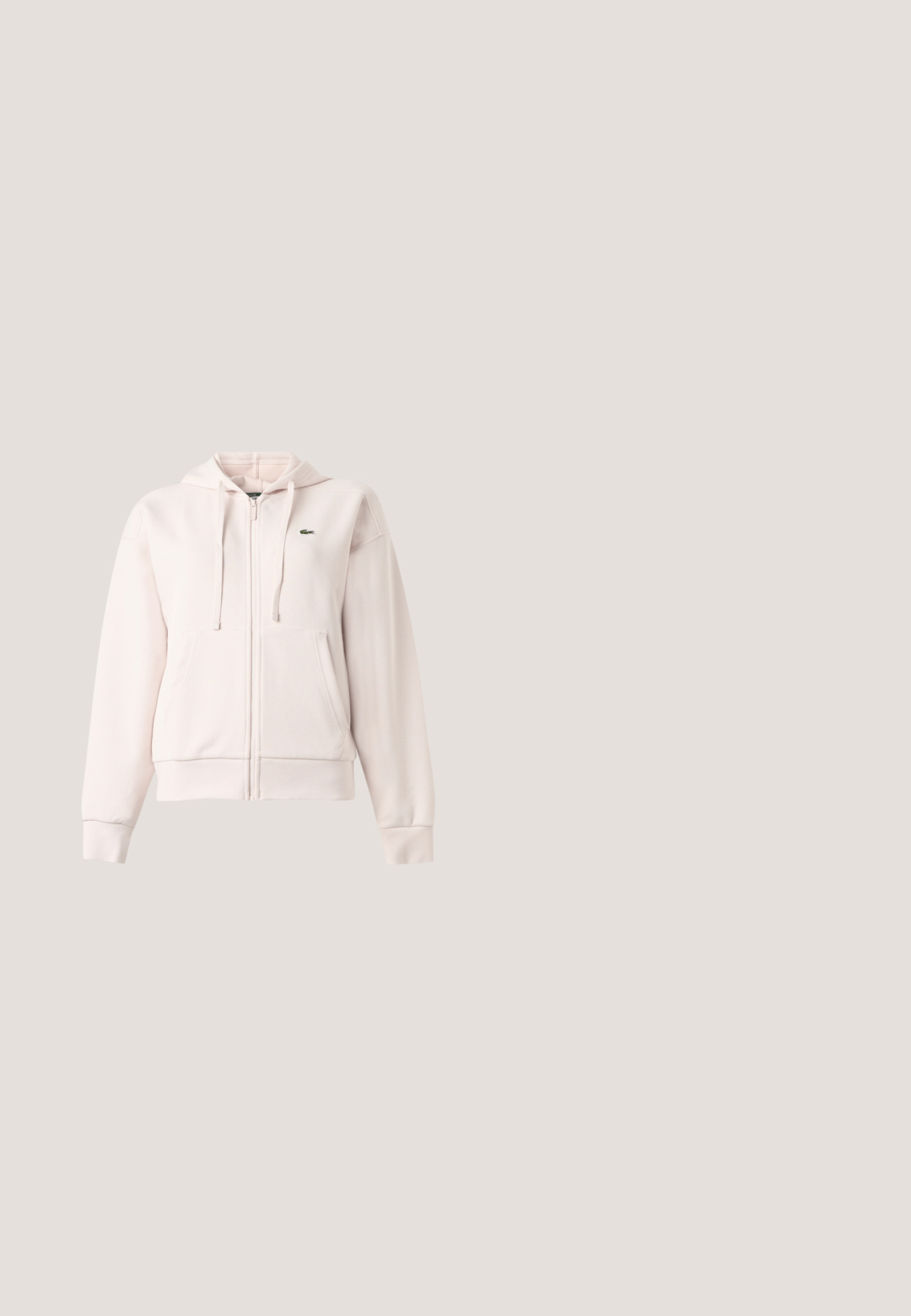 Sweat à capuche beige clair zippé avec poches avant, cordon de serrage et petit logo crocodile vert Lacoste sur la poitrine.; T-shirt beige à col en V et manches courtes, avec petit logo crocodile vert sur le côté gauche de la poitrine, présenté sur un fond uni.; Joggers crème clair avec taille élastique, finitions fuselées, poches latérales et accents zippés. Tissu lisse avec une finition légèrement brillante.; Baskets légères rose en cuir texturé, à lacets avec une semelle en caoutchouc beige. Présente un petit logo sur le côté.; Sac fourre-tout jaune clair avec double poignée et un petit logo crocodile argenté sur le devant, posé sur un fond blanc uni.; Paire de boucles d'oreilles créoles en bouclettes dorées brillantes sur fond blanc uni, présentant un design torsadé entrelacé.