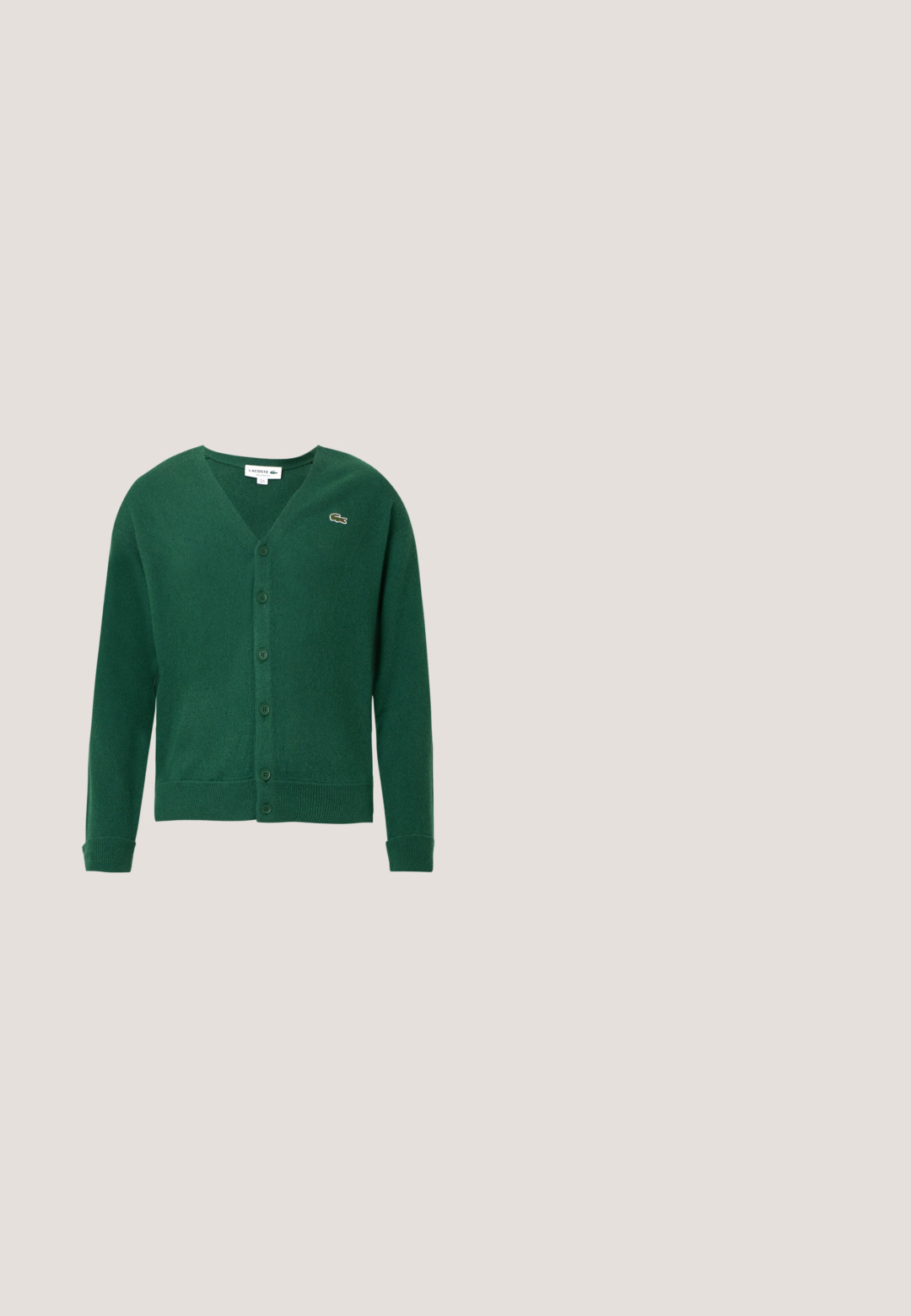 Groene cardigan gemaakt van gebreid materiaal, met een V-hals, lange mouwen en knopen aan de voorkant. Klein geborduurd logo op de linkerborst.; Tegen gewatteerd vest met hoge kraag, gecentreerde ritssluiting en twee zijzakken met rits; heeft een klein groen logo op de linkerborst.; Witte poloshirt met lange mouwen van katoen, met een klassieke kraag en een klein groen Lacoste-logo op de borst. Glad textuur.; Olijfgroene corduroy broek met elastische tailleband, knoop aan de voorkant en verticale naaddetails op een effen achtergrond.; Witte leren sneakers met groene accenten, vetersluiting, gouden ogen en gemêleerde panelen. Dikke crèmekleurige rubberen zool.; Lichtroze rechthoekige etui met zwarte rits en klein groen krokodillenlogo aan de voorkant tegen een effen achtergrond.
