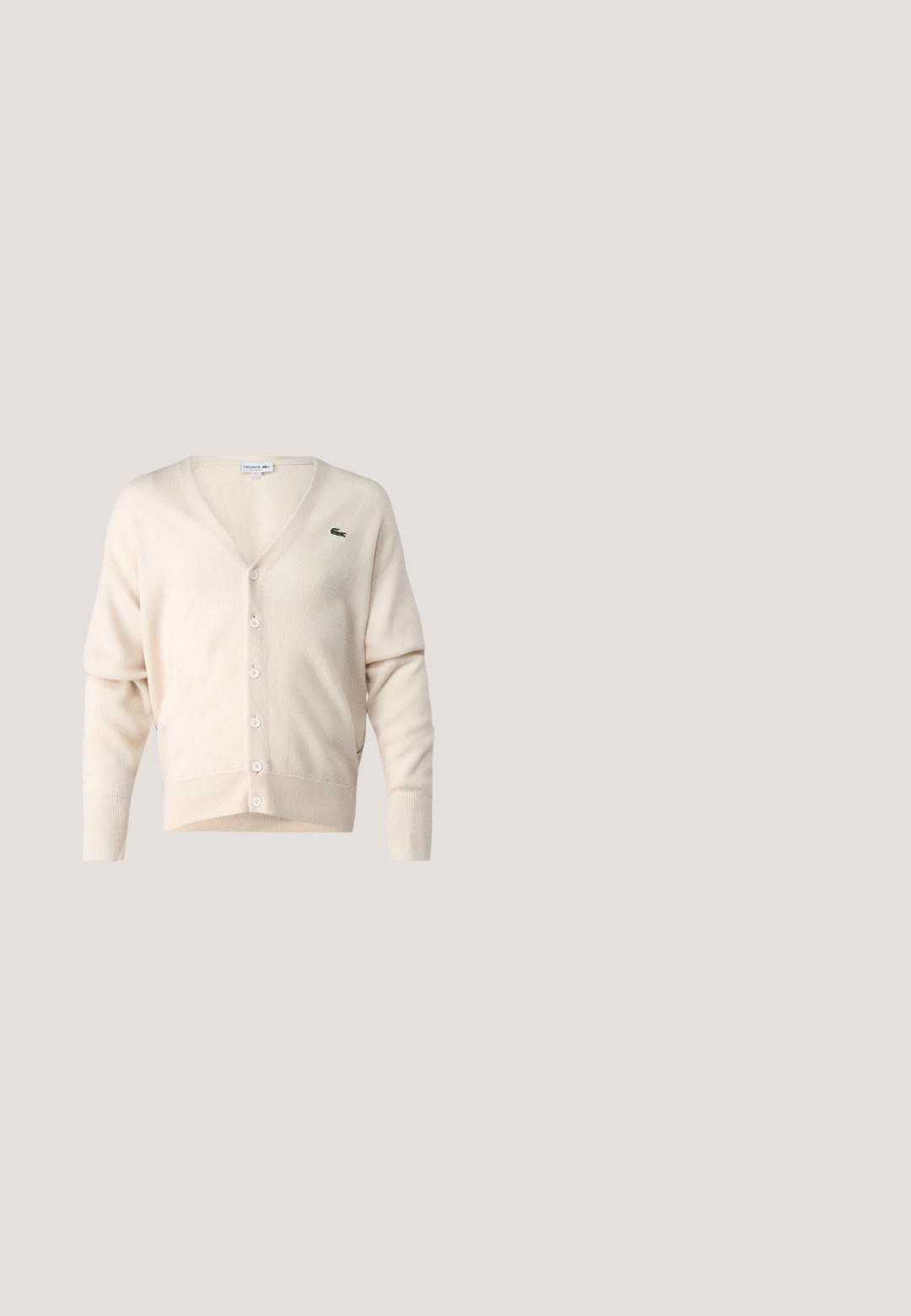 Cárdigan beige hecho de una tela suave, con escote en V, cierre de botones, mangas largas y un pequeño logo verde en el lado izquierdo del pecho.; Camisa de cuello alto de manga larga blanca hecha de tela suave, con un pequeño logo bordado verde en el pecho y puños ajustados.; Vaqueros Levi's negros mostrando el bolsillo trasero derecho con la etiqueta roja de Levi's y el parche de cuero negro de la marca con la talla W32 L.; Zapatilla de cuero negra con suela de goma blanca, con un acabado texturizado, cierre de cordones en la parte delantera y un logo bordado prominente.; Calvin Klein Jeans Gafas de sol - black; Bolso cruzado rectangular negro con bolsillo frontal con cremallera, correa ajustable y sutil marca en relieve "Karl Lagerfeld Jeans".