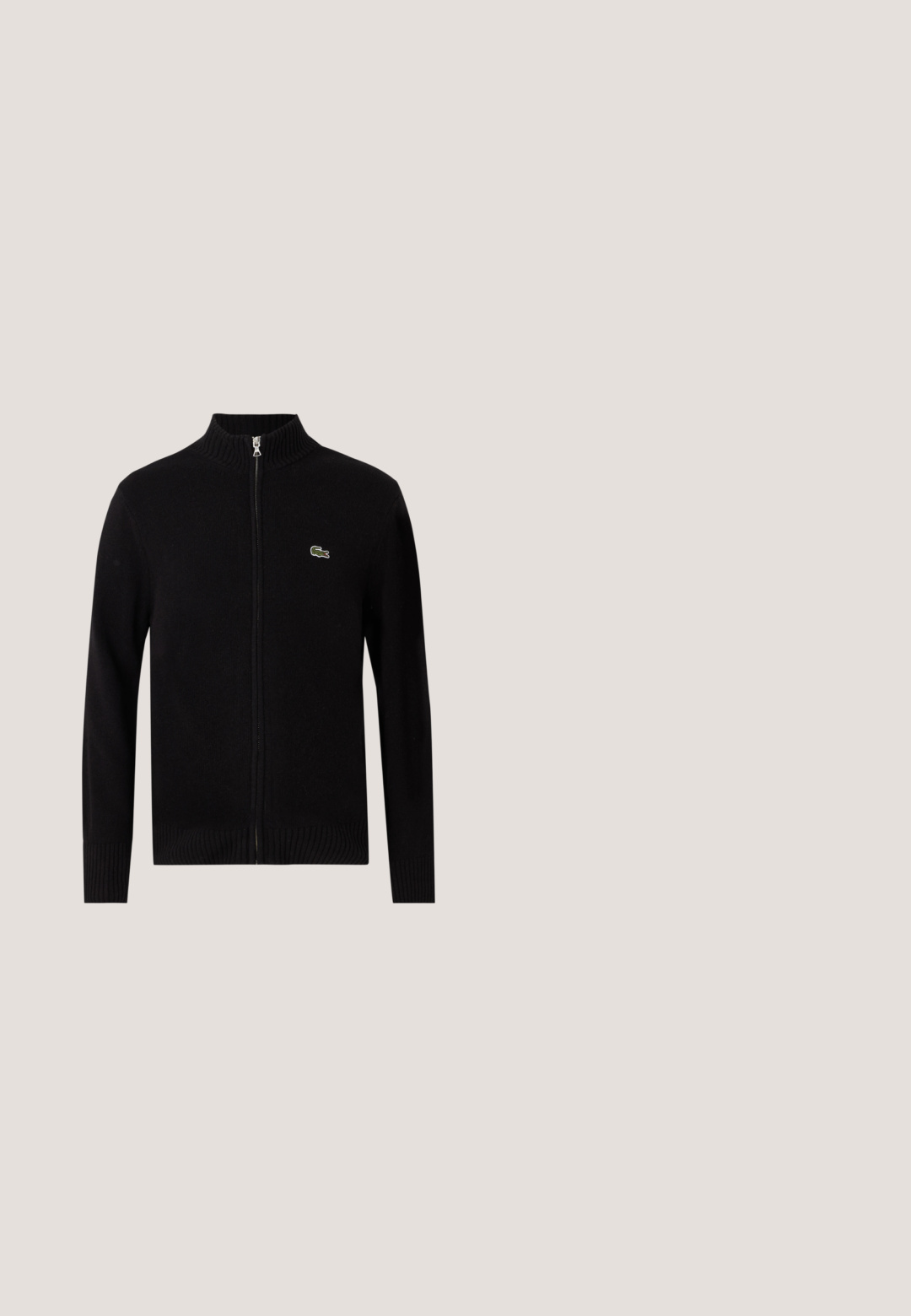 Sort zip-up cardigan lavet af ribstrikket materiale, med høj krave og et lille grønt logo på venstre bryst.; Bordeaux bomulds t-shirt med rund hals, korte ærmer og et lyseblåt "ck" logo på venstre bryst. Glat tekstur.; Høj talje sorte denim jeans med knap- og lynlåsåbning, for- og baglommer samt lige ben.; Sort læder penny loafer med lav hæl, tekstureret overflade og lille flerfarvet firkantet syning nær hælen på en hvid baggrund.; Sort læder crossover-taske med fladt design, tekstureret overflade, lynlås, forlomme og justerbar stofrem.; Brunt læderbælte med en glat finish, der har en rektangulær sølvfarvet metalspænde og kontrastsyning som detalje.