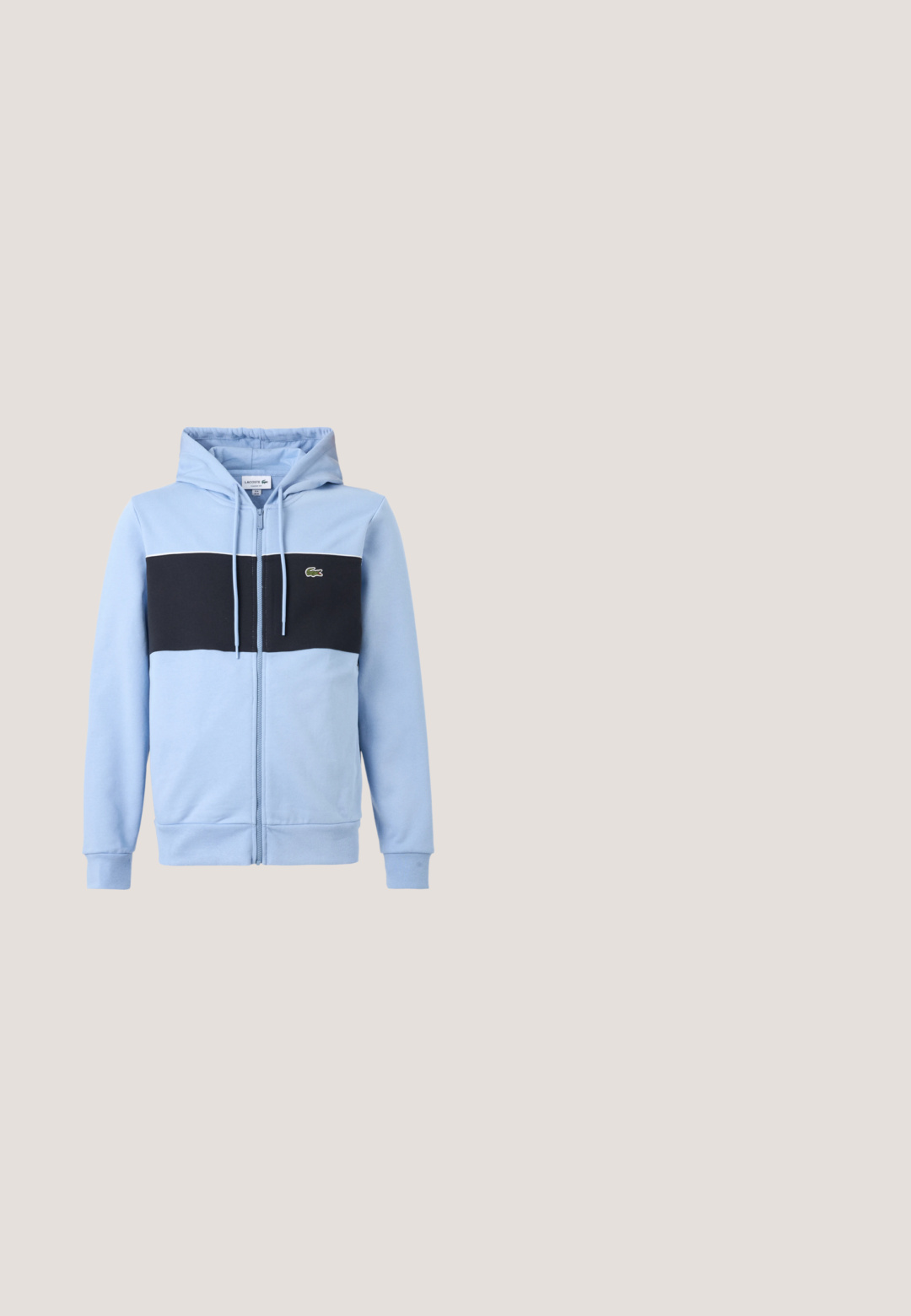 Sweat à capuche bleu clair zippé avec une bande horizontale noire sur la poitrine et un petit logo Lacoste vert sur le côté gauche.; Veste matelassée bleue sans manches avec un col montant, une fermeture éclair à l'avant et deux poches latérales zippées. Présente une texture matelassée et un logo sur la poitrine.; T-shirt bleu clair à manches courtes avec une poche avant ornée d'un petit logo crocodile vert Lacoste.; Pantalon de survêtement bleu clair avec ceinture élastique et poignets, présenté de face sur un fond uni.; Baskets blanches de sport avec semelle grise, dessus en mesh, fermeture à lacets, et un logo crocodile brodé bleu sur le côté.; Sac messager Lacoste bleu marine avec bandoulière réglable et écusson logo sur le rabat avant, sur un fond clair uni.