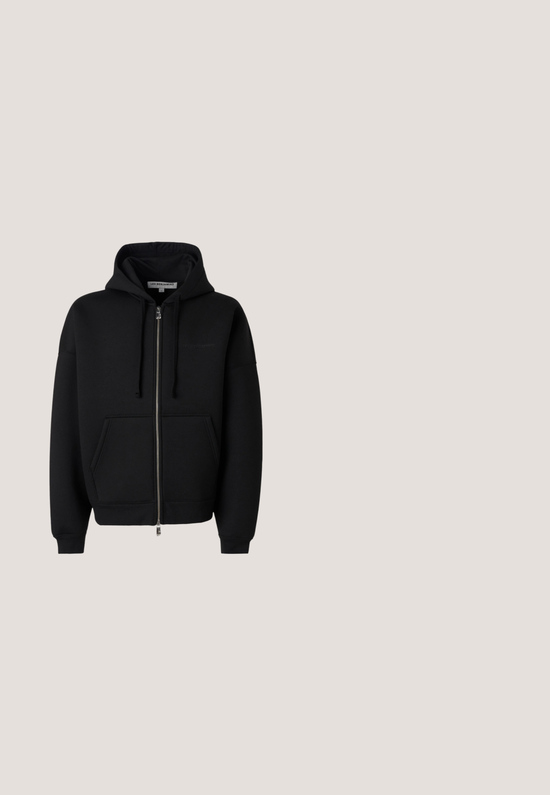Les Benjamins ZIP HOODIES - Mikina so zipsom - black; Námornícky fleecová vesta s jemným, textúrovaným exteriérom, plným zipsom vpredu, dvoma zipsovými vreckami a kockovanou podšívkou v golieri. Nálepka loga vpredu.; Čierne polo tričko s krátkymi rukávmi, vyrobené z jemnej bavlny. Vybavené golierom a zapínaním na štyri gombíky. Jednoduchý, minimalistický dizajn.; Čierne široké nohavice z ľahkej látky. Majú opasok, dve veľké bočné vrecká a nastaviteľné lemy so zapínaním na sťahovacie gombíky.; Čierne kožené tenisky s hladkým povrchom, zaoblenou špičkou, texturovanou bočnou časťou a čiernymi šnúrkami. Majú plochú gumovú podrážku a minimalistický dizajn.; Čierna textúrovaná crossbody taška s embosovaným geometrickým vzorom a nastaviteľným popruhom s logom značky.