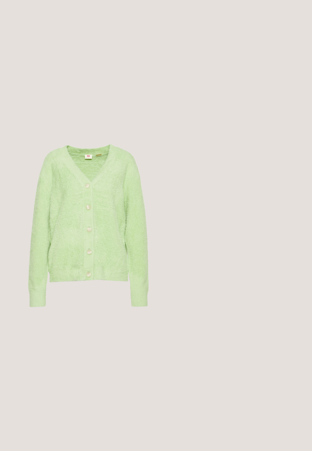 Cardigan de color verde claro, esponjoso, con cuello en V y seis botones crema en la parte delantera. Puños y dobladillo acanalados, textura suave, diseño casual.; Top corto de tirantes acanalado blanco con escote redondo y logo negro de "Von Dutch" en el centro. Fabricado en una mezcla de algodón elástico.; Vaqueros vaqueros de pierna recta y cintura alta en lavado azul claro con botón delantero, cremallera y diseño de cinco bolsillos.; Sandalias de cuero blancas con correas ajustables con hebilla, suela de plataforma negra en capas y detalle de costura naranja a lo largo del borde.; Gafas de sol redondas con montura transparente gris y lentes tintados en gris. Detalles metálicos en las varillas y brazos curvados para mayor estabilidad.; Par de pendientes de aro de plata con sutiles detalles grabados, colocados sobre un fondo blanco liso.