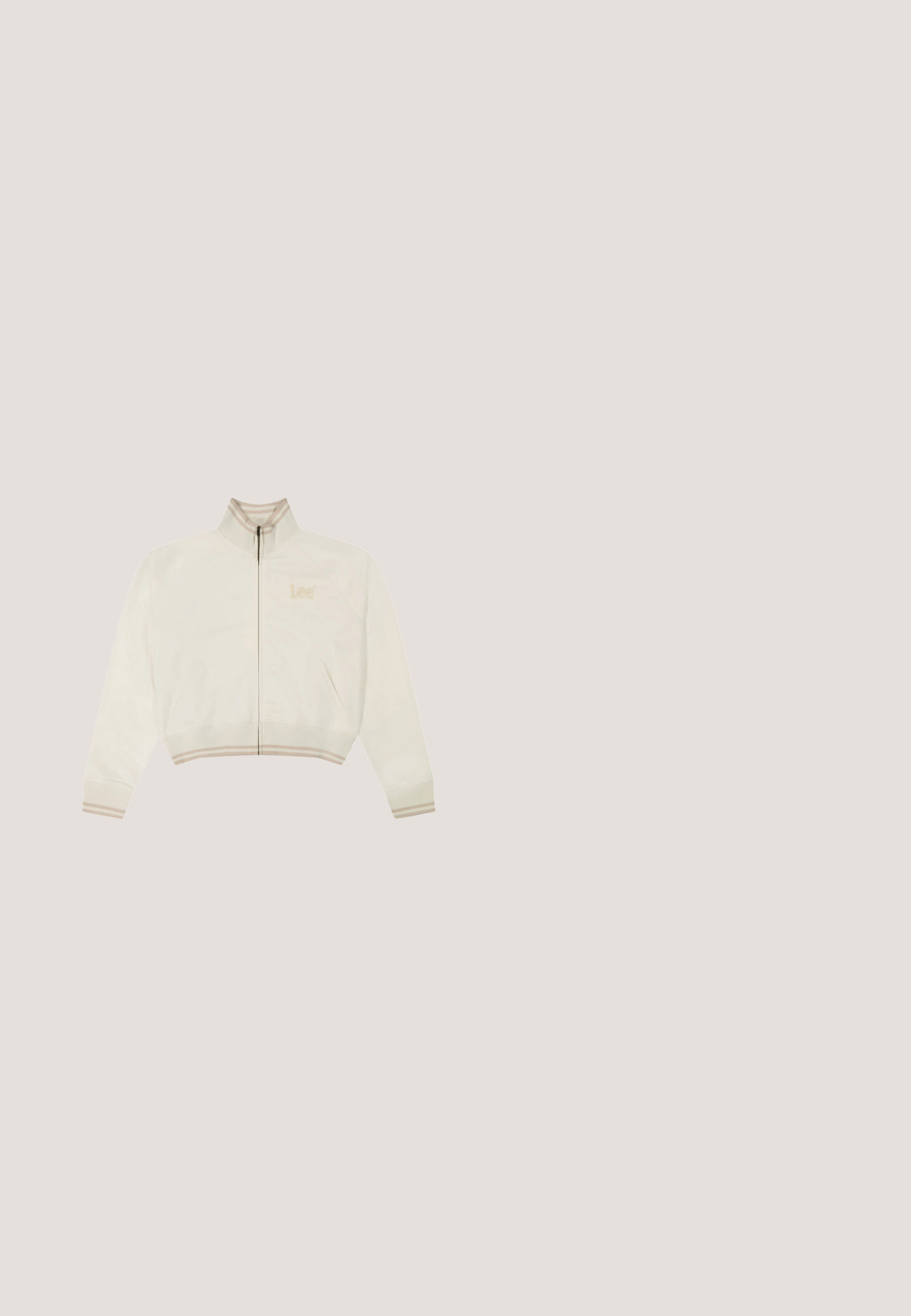 Hvid kort lynlåstrøje med beige stribet ribbet krave, manchetter, kant og sidelommer, med en diskret "Lee"-logo på brystet.; Beige off-shoulder ribbet top med korte ærmer og en guldfarvet accentklips på venstre side af udskæringen.; Beige A-formet midi-nederdel med synlige sømvdetaljer og en tætsiddende talje, lavet af glat læderlignende materiale.; Brun Guess sneaker med beige snørebånd og hvid sål svæver over træfliser med grønne planter og en beton baggrund.; Brun og beige Guess håndleds pung med monogrammønster, guldfarvet lynlås, sidelænke, hvide lodrette striber og trekantet logo foran i midten.; Guld kædearmbånd med to sommerfuglevedhæng besat med krystaller og et rundt vedhæng graveret med et logo.