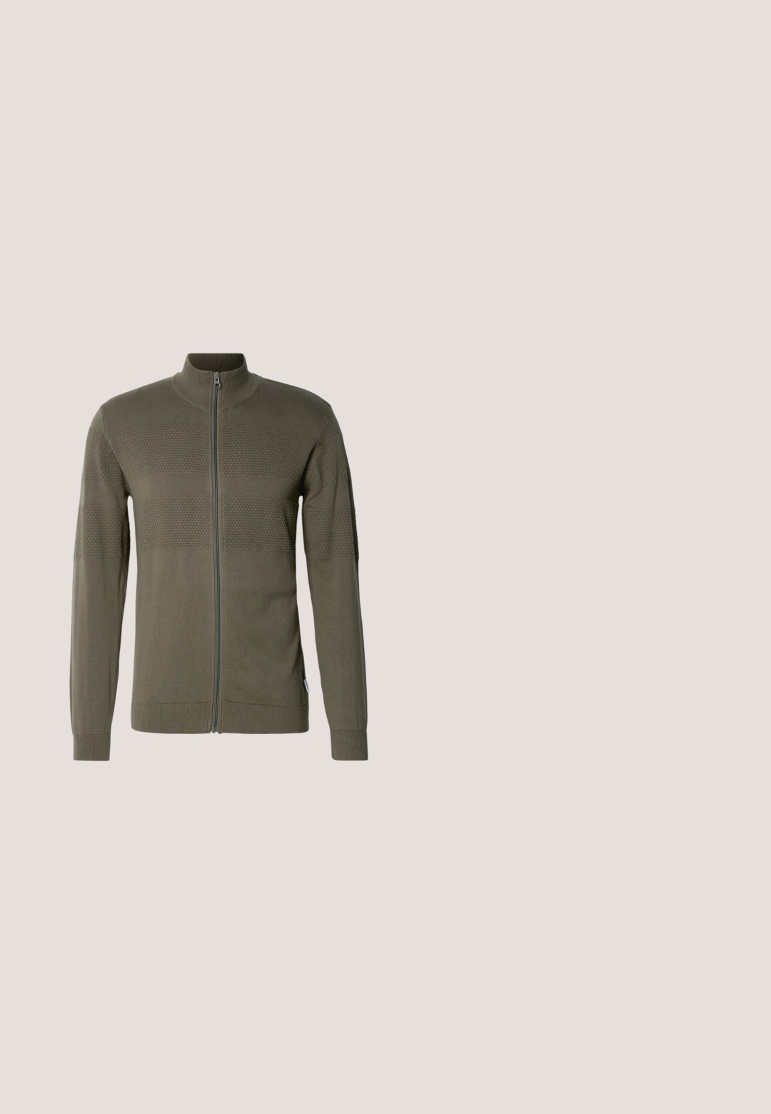 Veste à fermeture éclair de couleur vert olive, avec des panneaux texturés, des manches longues et un col montant. Fabriquée en tissu tricoté lisse.; Chemise à manches longues en coton, rayée violet clair et blanc, avec un col boutonné, des boutons jaunes et des fentes sur les côtés.; Pantalon noir sur mesure de coupe droite, présentant une texture lisse et une taille avec une fermeture à bouton unique.; Mocassins en daim marron avec une silhouette basse et un embout arrondi. Présentent une sangle décorative sur le dessus, une semelle en caoutchouc plate et sans couture visible.; Cravate en soie brune avec une texture lisse, de forme étroite et à extrémité pointue, présentée sur un fond uni.; Ceinture en cuir marron avec une boucle métallique argentée, une texture lisse et un design simple sans motifs ni ornements visibles.