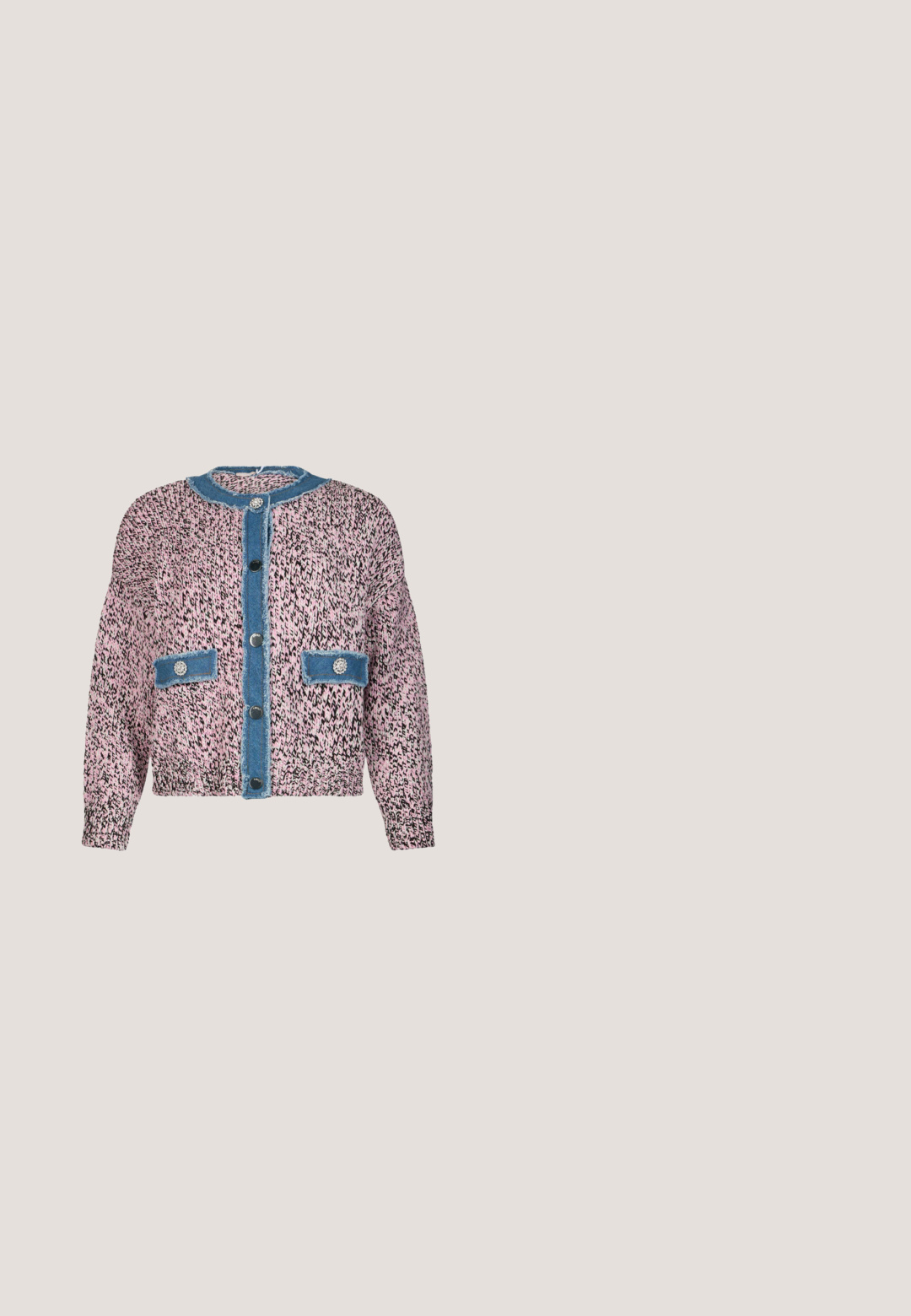 Lyserød og sort strikket cardigan med blå kant, knapper foran, to klaplommer og lange ærmer.; Ærmeløs lyserød tekstureret bluse med rund halsudskæring og seks perleknapper ned foran.; Lyserød kortærmet top med en omslagsdesign, teksturerede plisséer og blondekant langs udskæringen og ærmerne. Elastisk talje for en god pasform.; Lyseblå denimshorts med frynsete kanter og sølvnitter i lodrette striber langs forlommer og sider.; Mørkebrune flade sko med spids tå og lav hæl samt en dekorativ ankelrem med en sølvspænde på en ensfarvet baggrund.; Vanessa Bruno MOON - Håndtasker - indigo