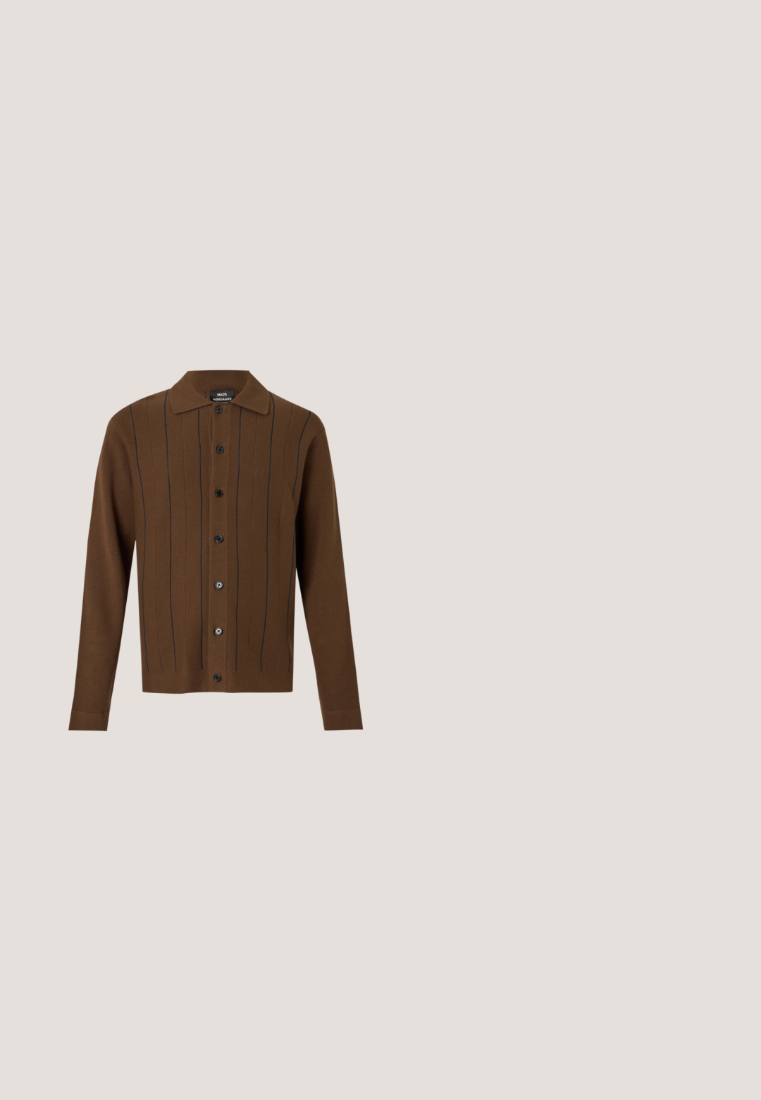 Cardigan marron à boutons avec de fines rayures verticales noires, manches longues, col et étiquette "Mads Nørgaard" à l'intérieur de l'encolure.; T-shirt noir uni à manches courtes, côtelé, col rond, avec une petite étiquette de marque blanche à l'intérieur du col arrière.; Jeans oversize bleu clair avec un délavage, featuring une fermeture à un bouton, cinq poches et des coutures contrastées.; Baskets basses en daim beige, panneaux en maille blanche, accents olive, lacets blancs et semelle en caoutchouc naturel sur fond gris clair.; Sac banane en tissu marron foncé avec poche zippée en diagonale et petit logo blanc sur le devant, sur un fond clair uni.; Ceinture en cuir marron avec une boucle rectangulaire argentée, présentant une texture lisse et une extrémité légèrement effilée.