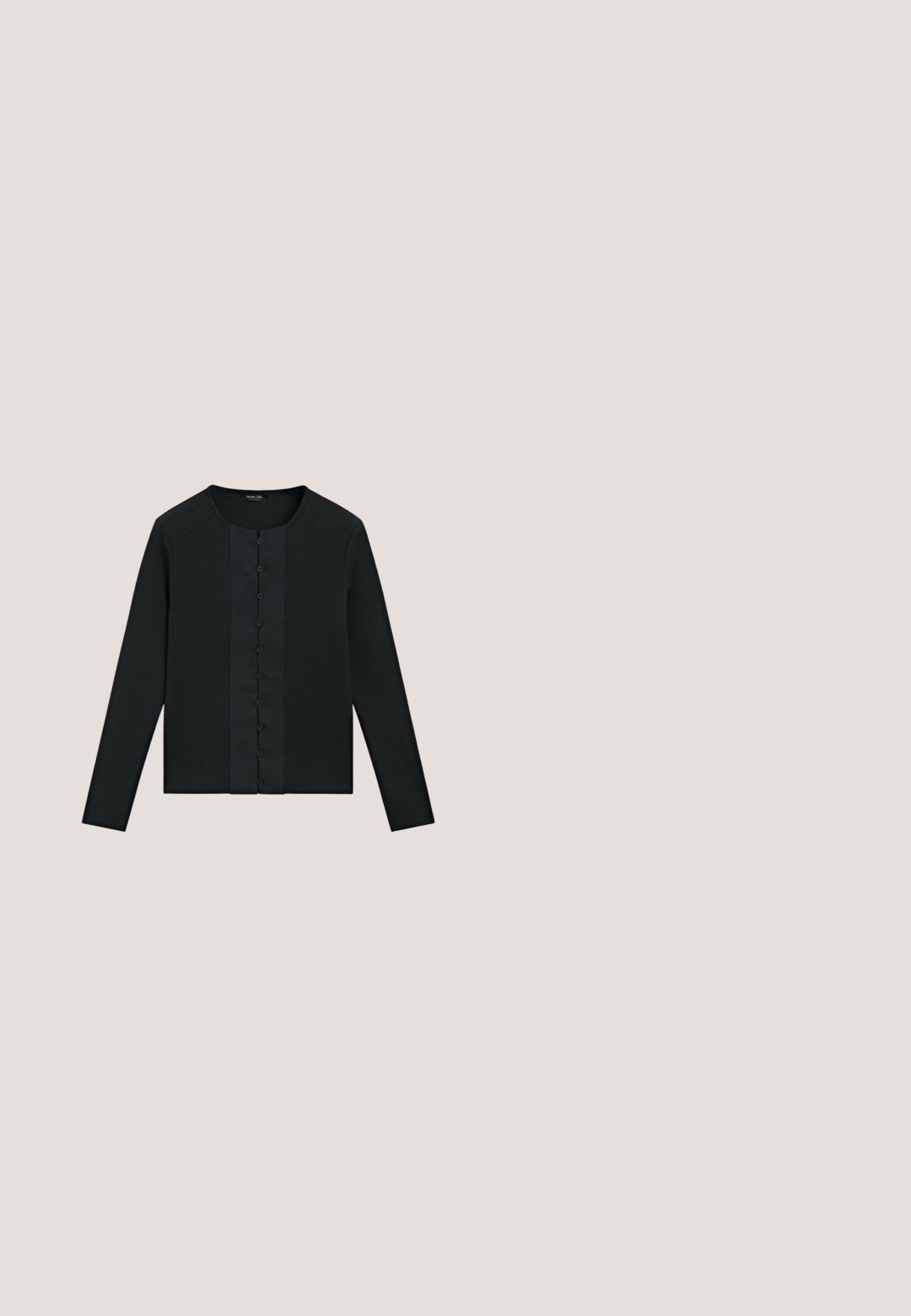 Zwarte cardigan met lange mouwen, een ronde halslijn en een centrale rij kleine knoopjes aan de voorkant.; Zwarte strapless jas van gestructureerde stof, met een fitting vorm, zes knopen aan de voorkant en twee voorzakken.; Zwarte brede broek met geplooide voorkant, getailleerde taille en twee zijzakken. Glad materiaal met een strakke, gestructureerde uitstraling.; Zwarte leren slingbackhakken met een spits toelopende neus, slanke hak en drie decoratieve bandjes met metalen accenten. Gladde textuur.; Zwarte plastic zonnebril met gebogen monturen, grijze lenzen en zilveren hardwareaccenten. Beschikt over een prominent logo op de arm.; Zwarte leren handtas met dubbele handvatten aan de bovenkant, verstelbare schouderriem, gouden hardware en een gestructureerde afwerking. Voorzien van een sluiting aan de voorkant.