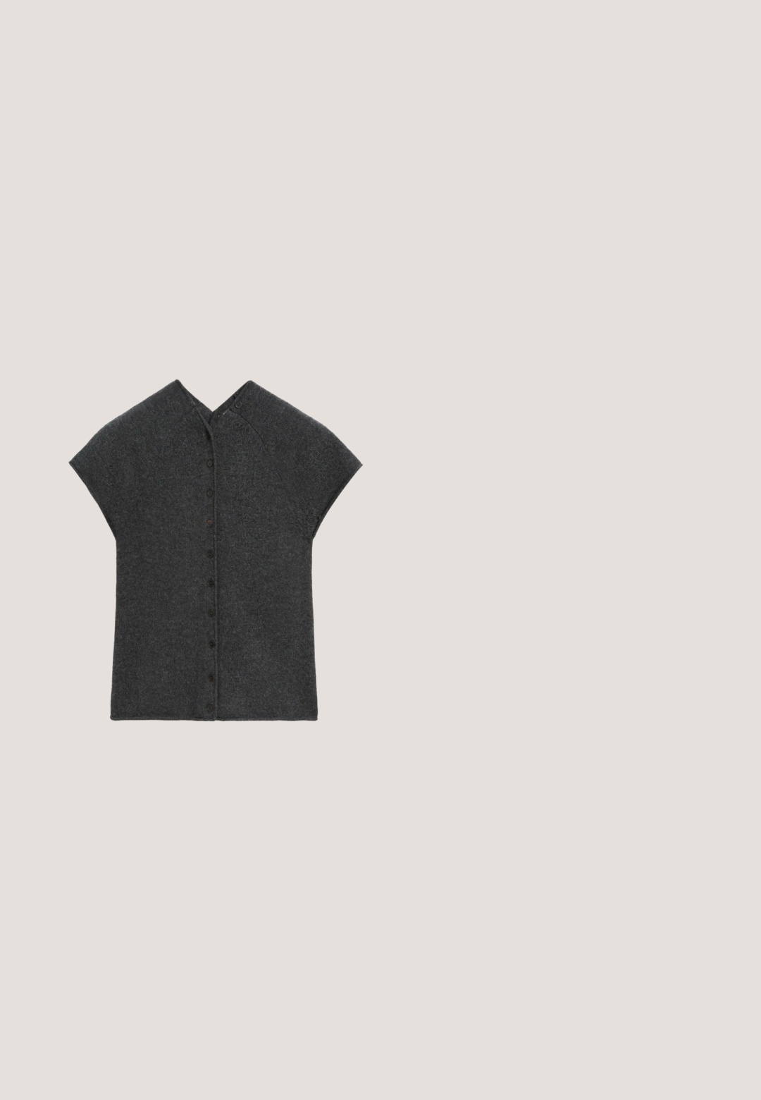 Mørkegrå kortærmet cardigan med knapper, lavet af blødt strikket stof, med V-hals og lige kant forneden.; Sort cropped langærmet skjorte med spids krave, knaplukning foran og enkelt brystlomme, vist på hvid baggrund.; Beige cargo bukser lavet af bomuld, med høj talje, vide ben, to sidelommer og to store cargolommer på lårene.; Sort flad Mary Jane sko med perforeret design, justerbar rem med lille guldlås og guldsmykke hængende fra remmen.; Tommy Hilfiger Solbriller - black; Sort mulepose med brune læderhåndtag og et lille gyldent logo foran, på hvid baggrund.