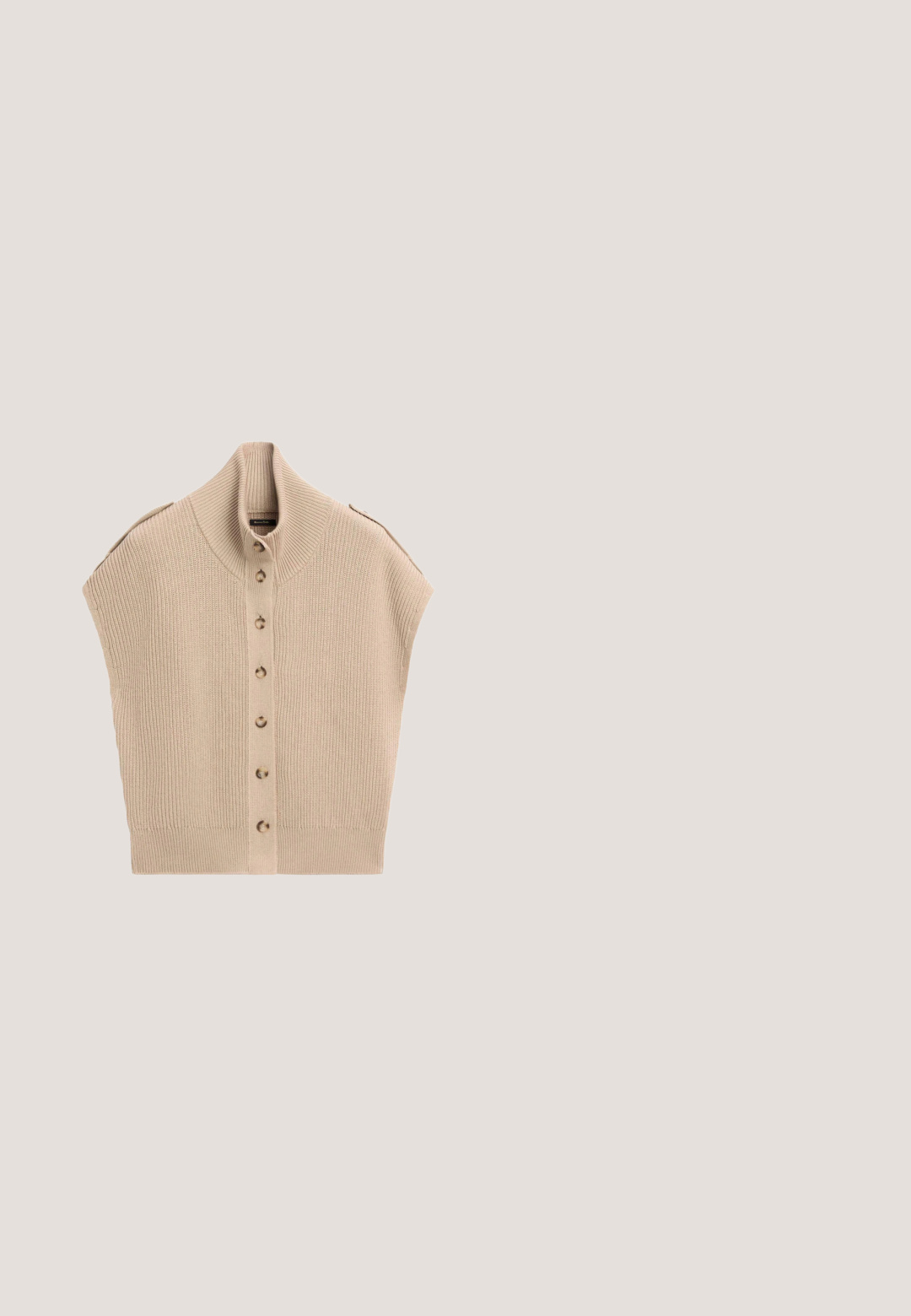 Beige gebreide mouwloze cardigan met hoge geribbelde kraag en knoopsluiting aan de voorkant op een witte achtergrond.; Witte mouwloze cropped top met dunne dubbele spaghettibandjes en subtiel horizontaal gebreid patroon.; Witte wijde broek met elastische tailleband en trekkoord, gemaakt van lichtgewicht stof.; Beige low-top suède sneaker met witte zijstrepen, witte veters, gumzool en bruin lederen hielaccent, weergegeven op een witte achtergrond.; Zonnebril met schildpadmotief en een rechthoekige vorm, bruine getinte glazen en slanke zwarte pootjes. Gestructureerd montuur met subtiele patroonaccenten.; Beige halve maanvormige geweven handtas met een enkele verstelbare bruine leren schouderband en ritssluiting bovenaan.