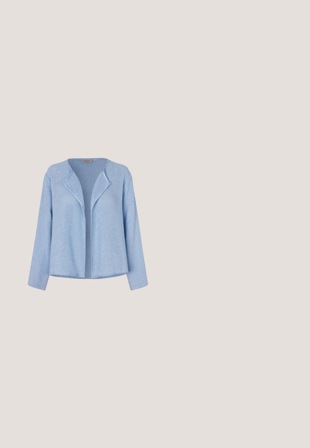 Lyseblå åben-front strikket cardigan med lange ærmer og en let struktureret stof.; Blå ærmeløs ribbet tanktop med brede skulderstropper og firkantet halsudskæring på hvid baggrund.; Lysblå bredde bukser lavet af blødt stof, med en elastisk talje og en løs pasform, der strækker sig til midt på læggen.; Lyseblå og hvide sneakers med en tekstureret overdel, ruskindsdetaljer og en gummisål med et rillemønster; snørelukning.; Blå læder skuldertaske med justerbar rem og sølvfarvede metal øjer detaljer på hvid baggrund.; Blå glasperlearmbånd med guld spacere, en klipslås og en justerbar kæde. Perlerne er facetserede for ekstra tekstur.
