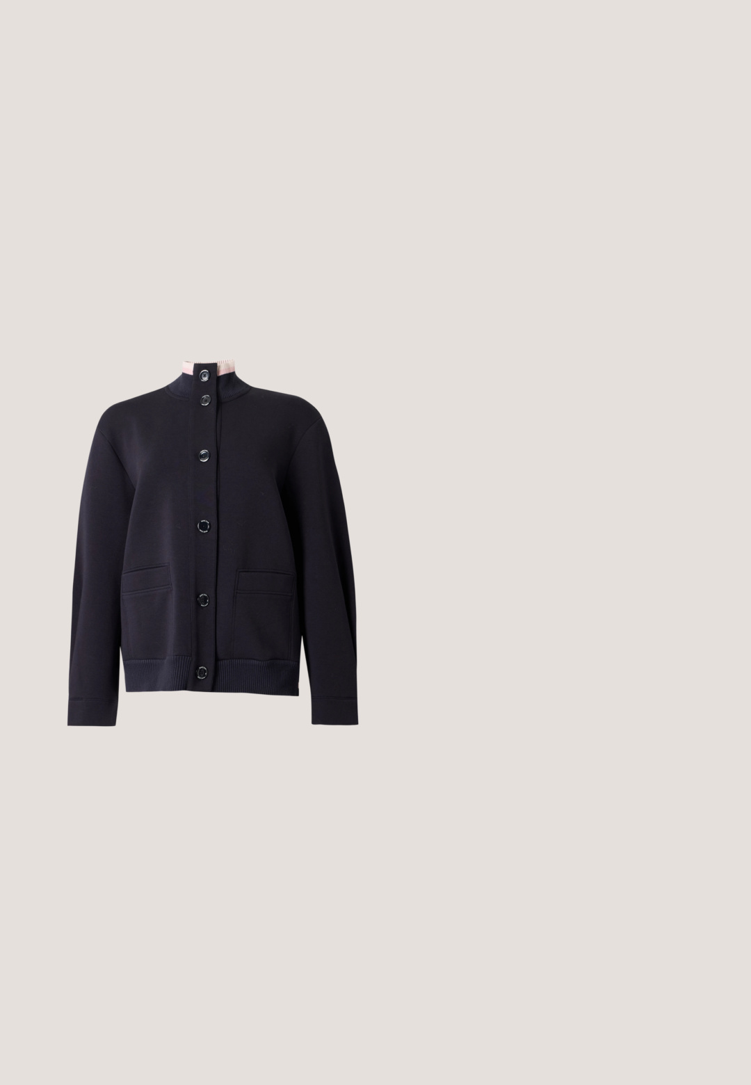 Zwarte cardigan met knopen, lange mouwen, twee voorzakken, geribde zoom en een korte kraag die een roze voering toont.; Witte langarmshirt van zachte katoen, met een ronde halslijn, een losse pasvorm en zijsplitten voor gemak in beweging.; Lichtblauwe wijde jeans van denim, met een knoopsluiting, voorkruiken en vervaagde delen voor textuur en detail.; Zwarte leren damesschoen met lage hak, puntige neus en kleine kittenhak op een effen lichte achtergrond.; Kleine donkerroze leren handtas met een enkele handgreep en goudkleurige sluiting op een effen lichte achtergrond.; Gouden creolen met een gladde, glanzende afwerking. Ze hebben een ronde vorm met een kleine opening voor sluiting. Eenvoudig ontwerp, minimale accenten.