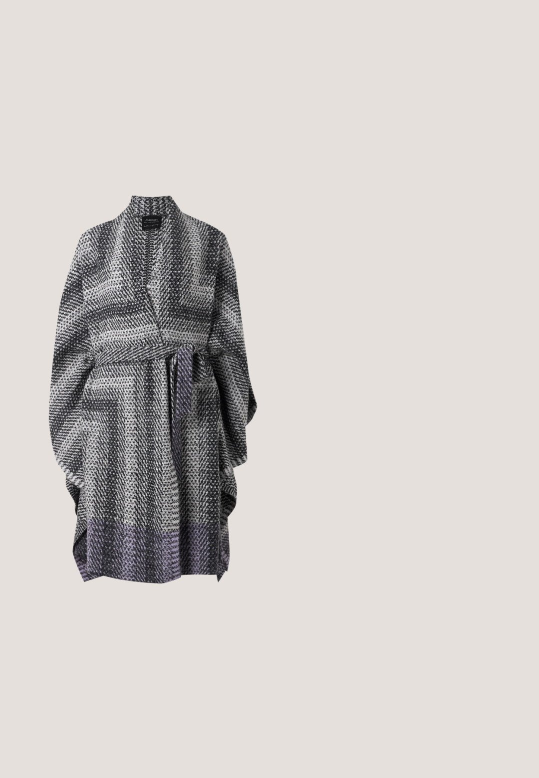 Schwarzer und grauer gewebter Kimono-Stil Cardigan mit Gürtel, weiten Ärmeln und Schalkragen, auf weißem Hintergrund dargestellt.; Graues ärmelloses Oberteil mit hohem Kragen, das ein Wickeldesign und seitliche Bindebänder aufweist, aus strukturiertem Stoff mit einem gestreiften Unterbau.; Helle graue weit geschnittene Hose aus glattem Stoff mit einem dezenten Glanz. Sie verfügt über einen vorderen Knopfverschluss und klare Bügelfalten.; Maxikleid im blauen und lila Tiermuster mit dünnen Trägern, einem taillierten Oberteil, ausgestelltem Saum und transparenten Überlagerungen.; Schwarze glänzende Leder-Shoppertasche mit zwei Schulterriemen und leicht zerknitterter Textur, vor einfachem hellem Hintergrund präsentiert.; Paar glänzende silberfarbene Metall-Creolen mit einem geschichteten Halbmond-Design auf schlichtem weißem Hintergrund.