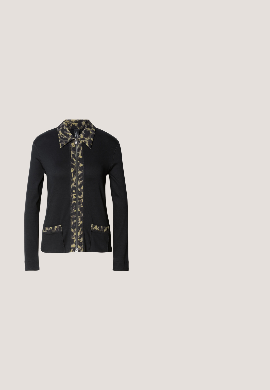 Veste zippée noire avec un col et un panneau avant à motif camouflage, dotée de deux poches avant avec des détails assortis. Manches longues.; T-shirt noir à manches courtes en coton avec un col rond. Présente le texte "OWN IT" en lettres dorées sur le devant.; Jean noir évasé en denim, avec une taille haute, des poches avant, et un design classique à cinq poches avec des accents en métal.; Chaussure slingback en cuir noir à bout pointu avec un talon bloc haut et une doublure intérieure beige sur un fond clair uni.; Sac bandoulière en cuir noir de forme rectangulaire, avec des accessoires en métal doré et une sangle ajustable texturée arborant un motif de logo.; Boucles d'oreilles en or avec pendentifs en forme de cœur, agrémentées d'une rangée de petits strass sur le cercle. Surface lisse et réfléchissante.