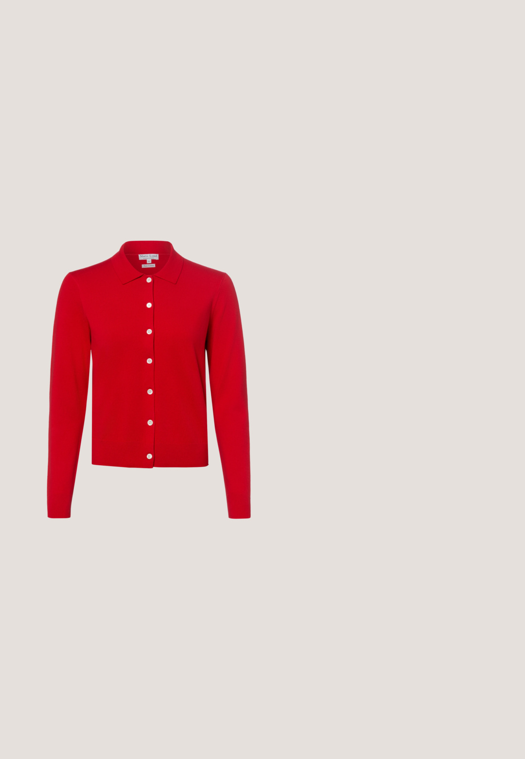Roter langärmeliger Cardigan mit weißen Knöpfen und spitzem Kragen aus reiner Baumwolle.; Rotes Strickoberteil mit kurzen Ärmeln, Rundhalsausschnitt, geripptem Kragen und einem Markenlabel im Nackeninneren.; Rote, maßgeschneiderte Hose mit geradem Schnitt. Verfügt über einen vorderen Reißverschluss, einen Knopfverschluss und eine glatte Stoffstruktur. Keine sichtbaren Muster oder Akzente.; Roter spitzer Leder-Pumps mit schlankem Stiletto-Absatz und beiger Sohle, seitlich auf weißem Hintergrund gezeigt.; Rote Lederhandtasche mit Topgriff, abnehmbarem Schulterriemen, goldenem Verschluss und einem Markenschild mit der Aufschrift GUESS auf weißem Hintergrund.; DIAMANT L'ÉTERNEL Ohrringe - gold coloured