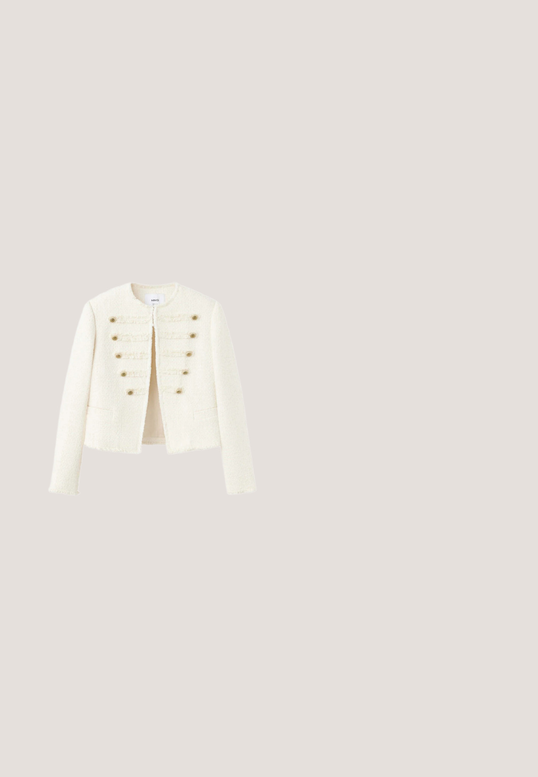 Veste courte blanche texturée avec un col rond, des manches longues et deux rangées de quatre boutons dorés décoratifs à l'avant.; Haut beige asymétrique en maille avec une fine bretelle à droite et un côté gauche plus large.; Jean blanc à jambes larges avec un motif noir subtilement moucheté, bouton à l'avant et poches, présenté sur fond blanc.; Chaussure à talons aiguilles dorée avec un bout pointu, des panneaux en maille et des embellissements en strass scintillants sur l'ensemble.; Petit sac à main doré avec une bandoulière chaîne, décoré de perles blanches variées et d'ornements dorés en forme de coquillage.; Bracelet chaîne en or avec des maillons ovales ornés de petits cristaux clairs et un pendentif triangulaire près du fermoir gravé au nom d’une marque.