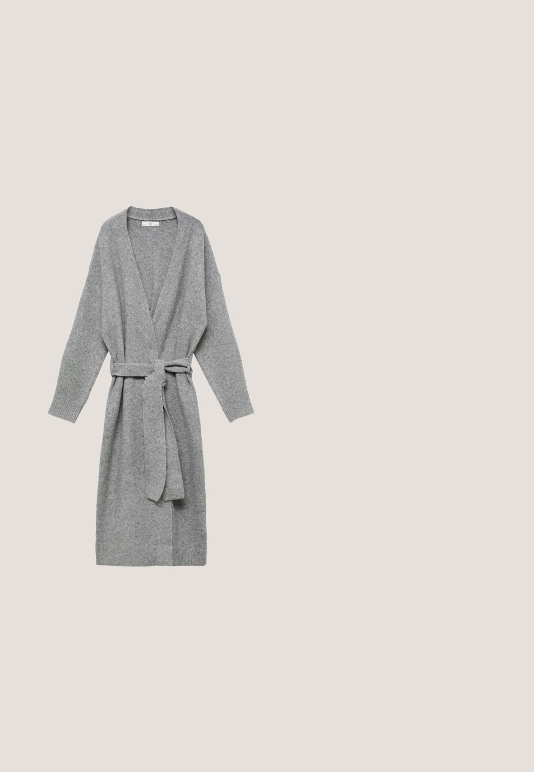 Grå cardigan lavet af blødt materiale, med en dyb V-hals, lange ærmer og et bånd i taljen. Enkel design uden mønstre eller udsmykninger.; Grå ærmeløs strikvest med rund halsudskæring, der har en knaplukning foran og ribbet kant. Blød tekstur og glat overflade.; Grå langærmet top lavet af blødt materiale, med en afslappet halsudskæring og en rynket detalje i siden for ekstra tekstur og form.; Grå vidde-bukser lavet af et blødt, tekstureret stof med en høj talje, der har et enkelt, rent design uden mønstre eller udsmykninger.; Grå ruskindsdyner med pelsfor, slip-on design og struktureret gummisål. Har syede detaljer og et minimalistisk udseende.; Stor mørkegrå ruskind skuldertaske med en enkelt strop og blød, slap struktur, vist på en hvid baggrund.