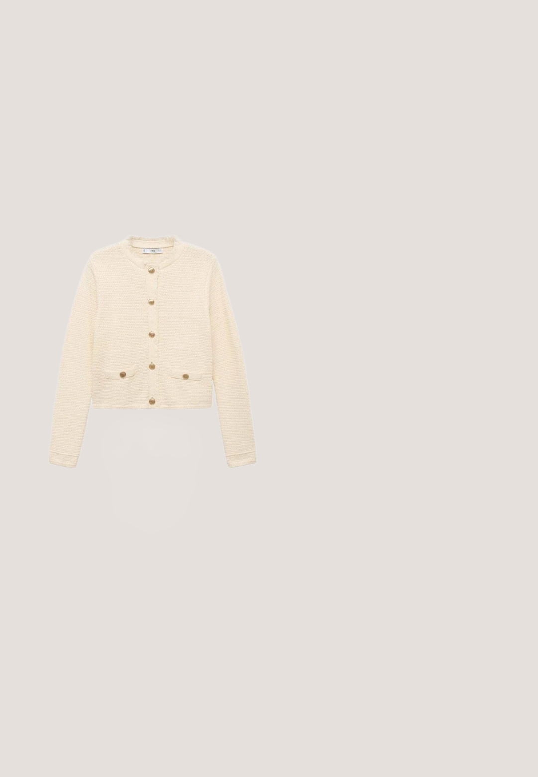 Haut sans manches crème clair avec un bandeau élastique froncé au col, présentant une texture froissée et un tissu doux et léger.; Gilet couleur crème en tissu texturé, doté de manches longues, d'un col rond, de boutons dorés et de poches avant.; Sandales à glissière en paille tissée avec une semelle noire, dotées de deux brides croisées, surface texturée et semelle en caoutchouc avec un bord contrastant.; Lunettes de soleil en écaille de tortue marron avec une forme de monture ondulée distinctive et des verres sombres. Présente un accent doré sur la branche.; Sac cabas en paille tressée avec larges anses en cuir blanc et poche avant sécurisée par une fermeture à bouton unique.; Boucles d’oreilles pendantes en forme de coquillage doré et brun foncé avec des nervures texturées, combinant des éléments métalliques et naturels dans un design en deux parties.