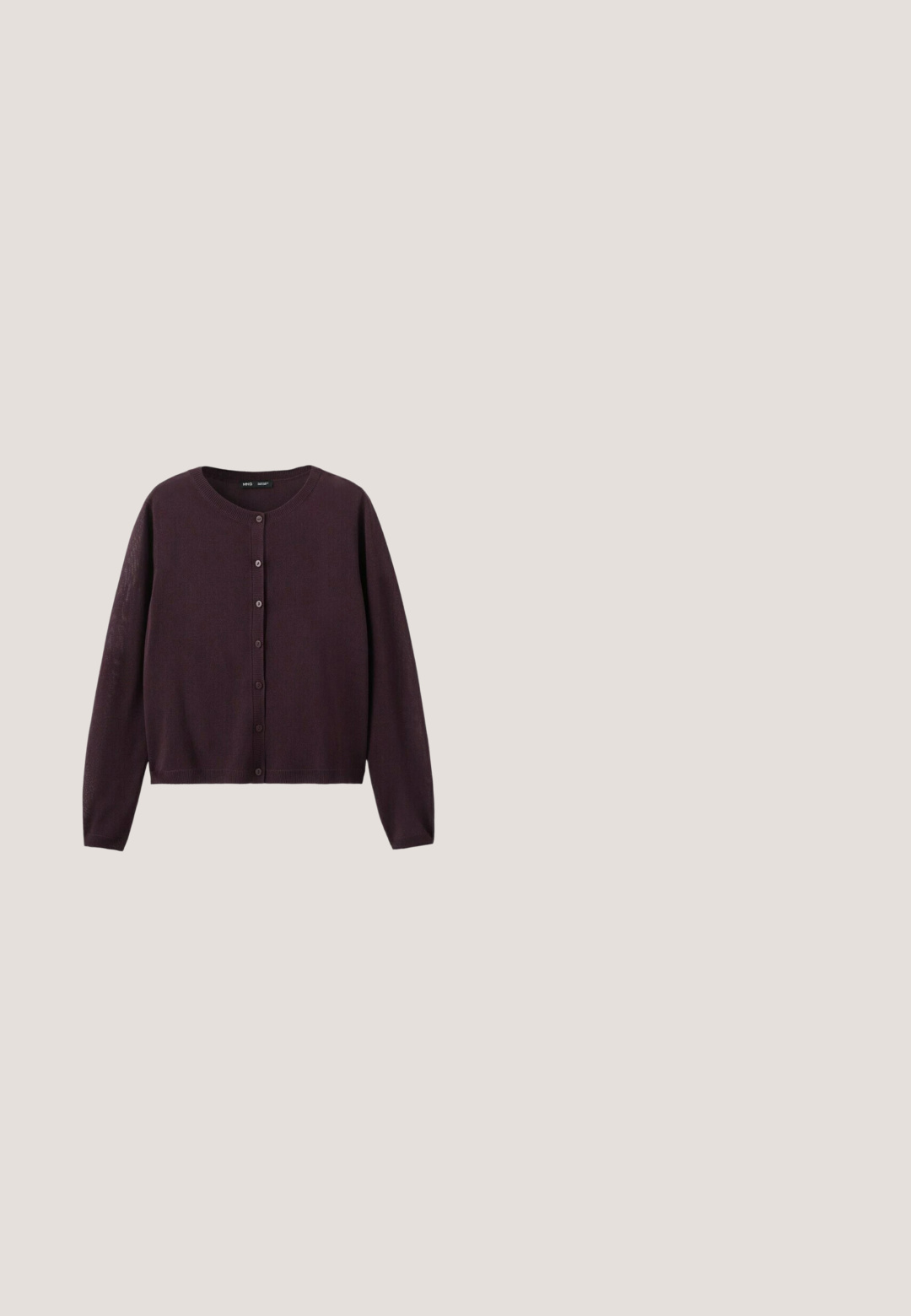 Cardigan en maille violet foncé à manches longues avec un col rond et une fermeture à boutons à l'avant.; Top court asymétrique violet foncé avec fines bretelles spaghetti et une grande application florale sur le côté inférieur.; Pantalons évasés marron en tissu lisse avec une finition élégante. Dotés d'une fermeture éclair à l'avant et d'une taille épurée.; Botte en cuir marron jusqu'au genou avec un bout pointu et un talon en bloc texturé. Présente des lignes épurées et des détails de couture minimalistes.; Sac à bandoulière en cuir marron foncé avec rabat souple rabattable, sangle réglable, accents latéraux dorés et petit logo "LIU JO" sur le devant.; Collier chaîne en or avec un pendentif ovale orné d'une pierre précieuse rouge, texture lisse, et un fermoir à bascule pour la fermeture.