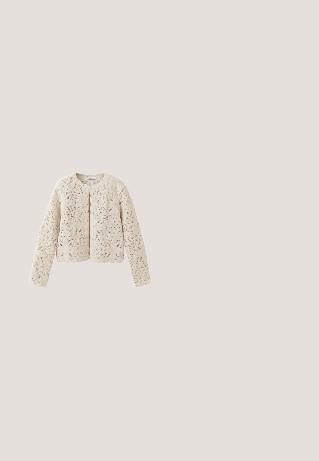 Crèmekleurige lange mouwen gehaakte cardigan met bloemig kanten patroon en geschulpte randen, open voorkant en ronde halslijn.; Witte blouse met korte mouwen en V-hals, bloemrijke borduursels, taille met plooidetail en een losse pasvorm.; Beige gebreide kokerrok met haakpatroon. Beschikt over een golvende zoom en een textuurstof voor een aansluitende snit.; Bruine suède enkellaarzen met rits aan de zijkant, lage gestapelde hak en kleine metalen studs bij de hiel op een witte achtergrond.; Bruine leren crossbodytas met geweven patroon, verstelbare band en een klein rechthoekig merkembleem aan de voorkant.; Gouden ketting met ronde medaillonhanger met een luipaard- en groen bladontwerp, een karabijnsluiting en een verstelbare verlengkettinkje.