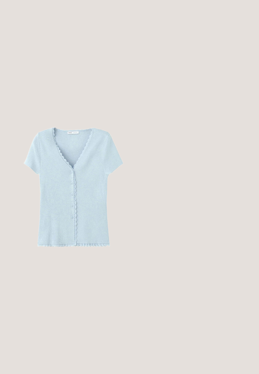 Cardigan bleu deschis cu mâneci scurte, nasturi, cu margini ondulate de-a lungul gâtului, închiderea cu nasturi și tiv.; Vestă fără mâneci din in albastru deschis cu guler în V, trei nasturi negri în față și căptușeală interioară bej.; Bluza albă fără mâneci, cu broderie florală albastră și bej și margini ondulate de-a lungul bretelelor și decolteului.; Pantaloni evazați bleu deschis cu dungi verticale albe, modele florale albe brodate, talie elastică și tiv ondulat.; Sandală plată espadrilă cu talpă împletită din iută, bretea din material albastru deschis, cu margini destrămate, și detaliu rotund din piele maro pe fundal alb.; Geantă tote din pânză albastru deschis cu două mânere late și o singură închidere cu nasture pe fundal bej.