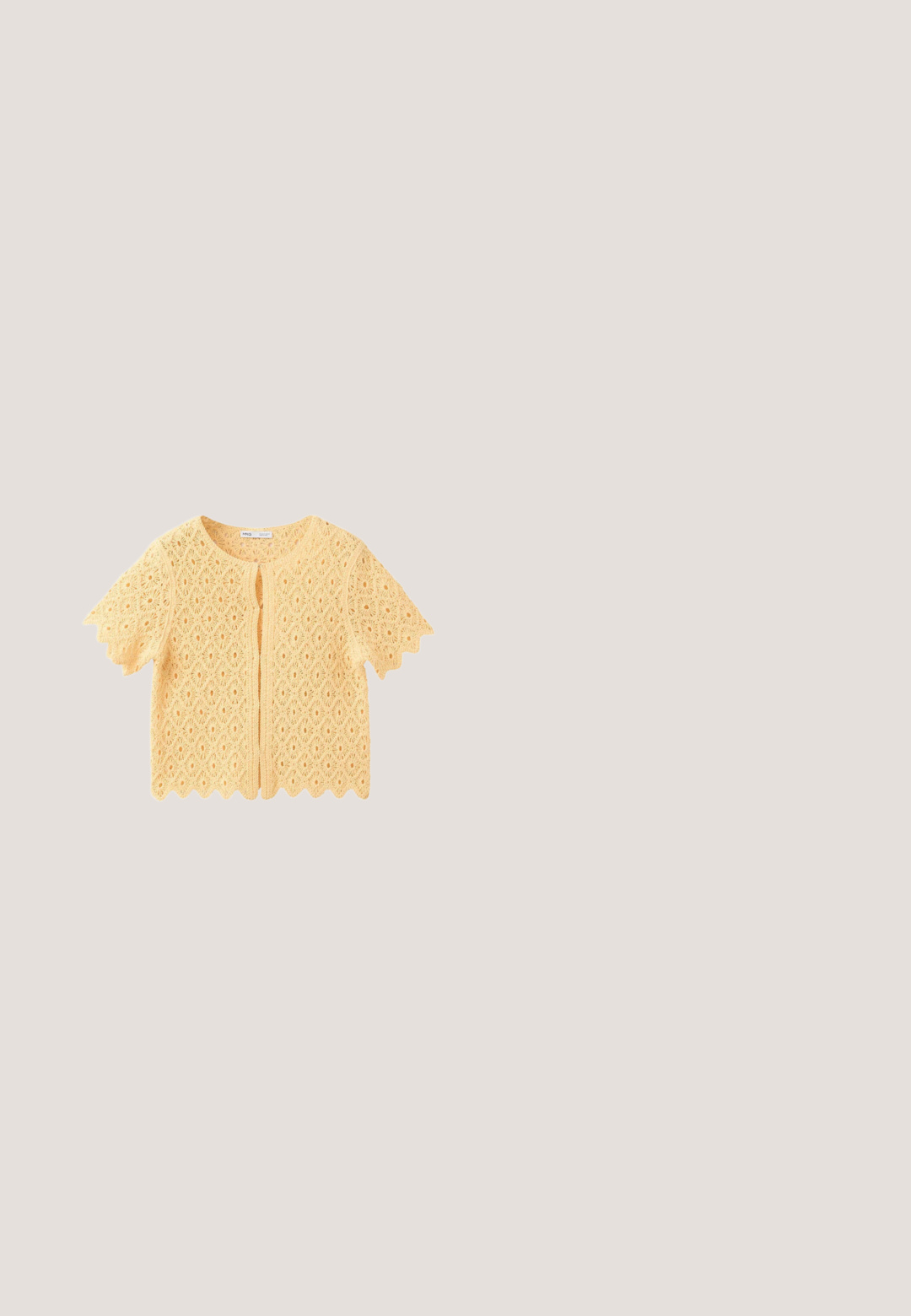 Cardigan jaune à manches courtes en crochet avec motif floral, bords festonnés et col rond, présenté à plat sans boutons fermés.; Haut licou rayé jaune et orange avec un décolleté en V profond et un tissu tricoté texturé, comprenant un ourlet foncé.; Short en coton jaune avec taille élastique, motifs floraux ajourés et ourlet festonné.; Sandale mule marron avec semelle plateforme en bois, clous dorés sur les côtés et pompons décoratifs sur la bride supérieure.; Lunettes de soleil en écaille de tortue avec des montures rectangulaires, des verres marron et des branches texturées. Présente le logo de la marque gravé sur la branche.; Sac cabas en paille tissée avec des anses tressées jaunes et beige, décoré d'un patch banane et d'un petit motif poisson encadré à l'avant.