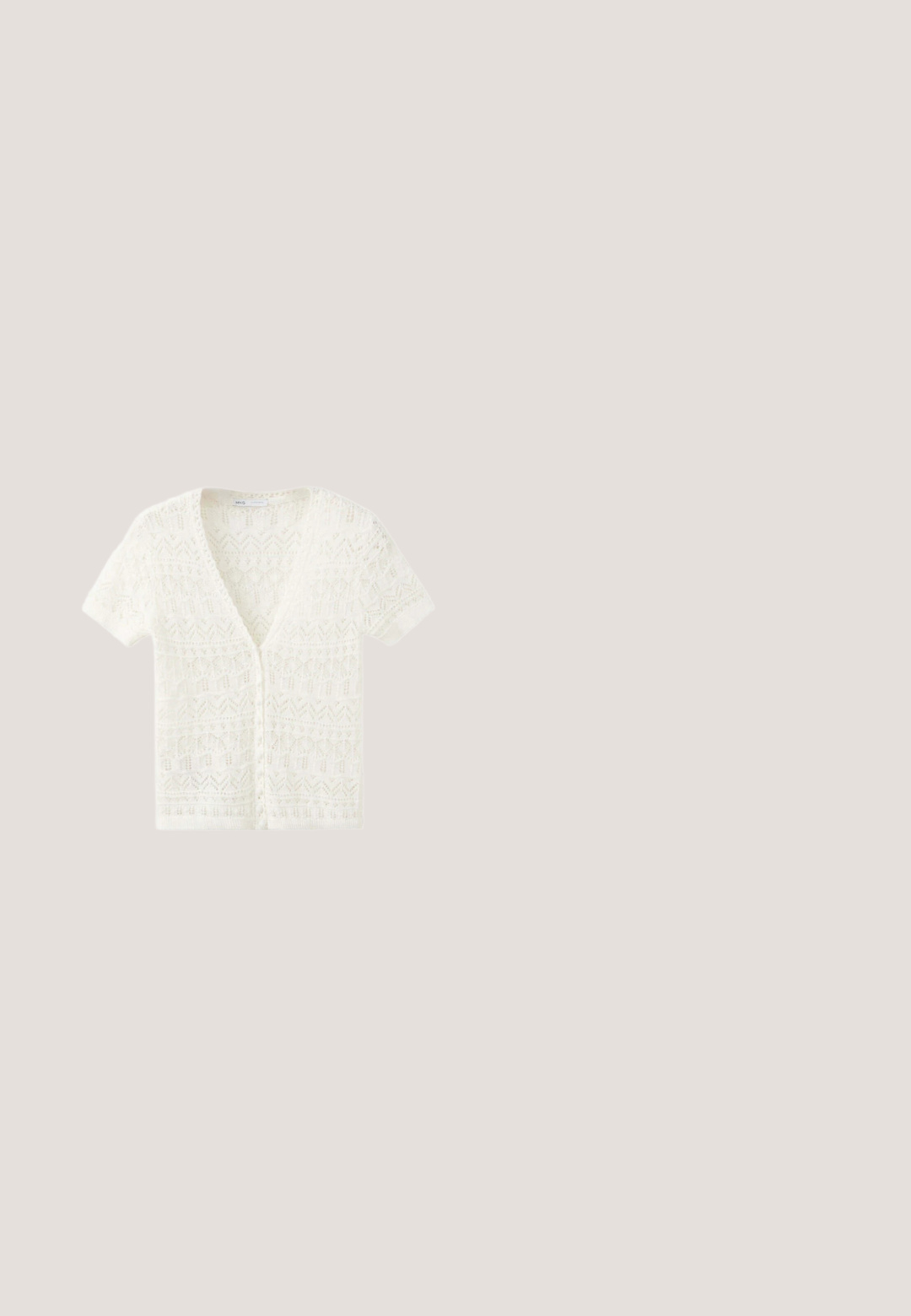 Cardigan en maille blanc à manches courtes avec col en V et ouverture boutonnée sur le devant, présentant un motif ajouré délicat.; Haut sans manches couleur crème avec larges bretelles, boutons sur le devant, détails en dentelle et une coupe légèrement évasée et froncée.; Shorts blancs à volants avec une taille smockée, dotés de tissu superposé et de détails texturés subtils. Design léger et décontracté.; Sandale plate marron type slide avec brides croisées en daim et semelle fine, vue de côté sur fond blanc.; Lunettes de soleil rectangulaires en écaille de tortue avec des montures épaisses et des verres teintés marron, présentées de face sur un fond blanc.; Sac fourre-tout tissé beige avec des anses en cuir marron foncé, des finitions et un pompon orné de coquillages suspendu sur un côté.