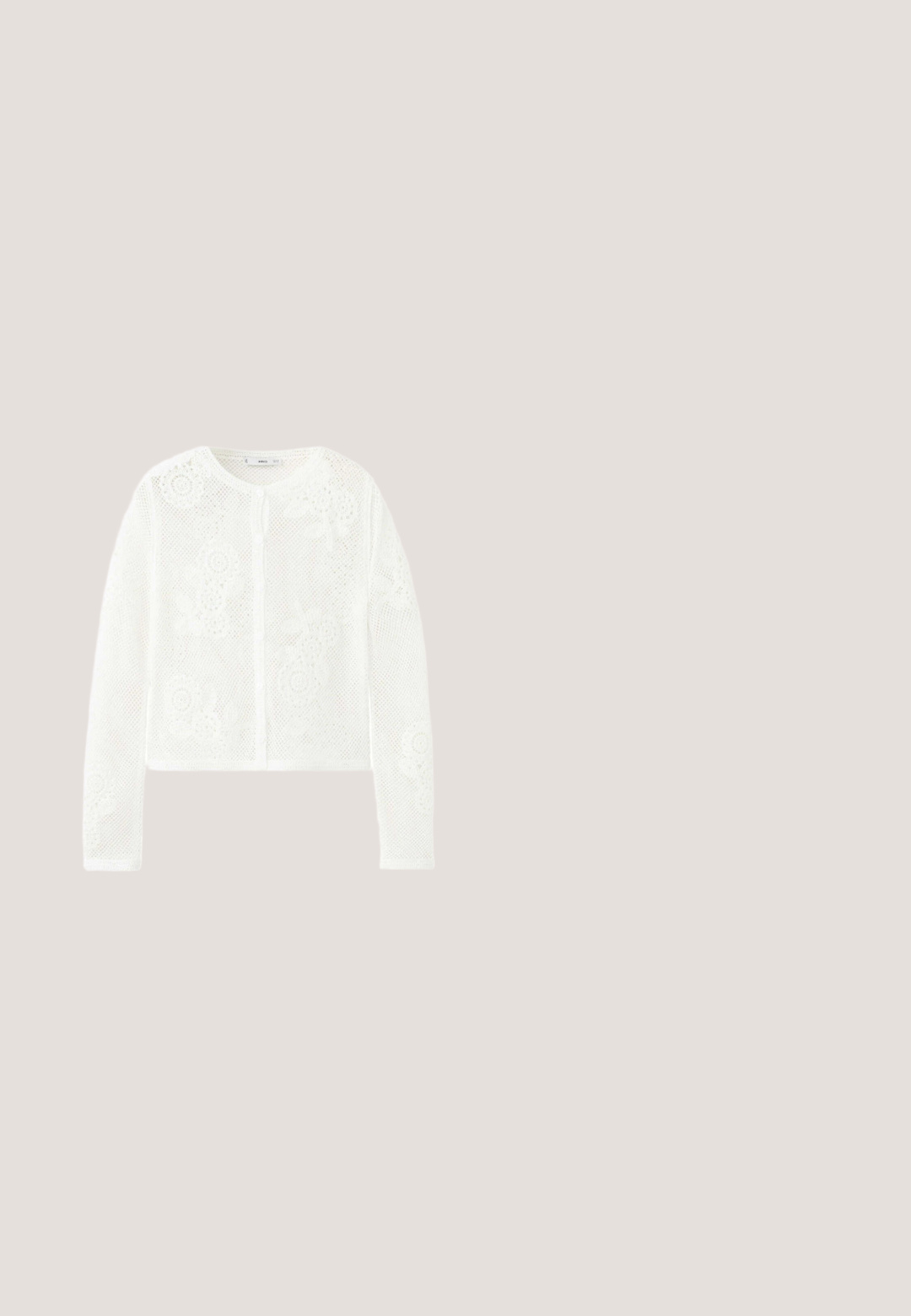 Cardigan blanc en maille à manches longues avec motifs en dentelle florale et fermeture boutonnée à l'avant.; Camisole en satin blanc avec fines bretelles réglables et bordure en dentelle festonnée à l'ourlet et à l'encolure, avec un détail floral en dentelle sur un côté.; Pantalon blanc ample avec taille à cordon et deux poches avant, conçu pour un port confortable et décontracté.; Sandale plate blanche avec fines lanières croisées et une bride arrière, vue de côté sur fond blanc.; Lunettes de soleil surdimensionnées à motif écaille de tortue avec une monture large et des verres teintés beige, présentées sur un fond blanc.; Sac à épaule en tissu couleur crème avec broderie florale à œillets et une seule bandoulière souple.