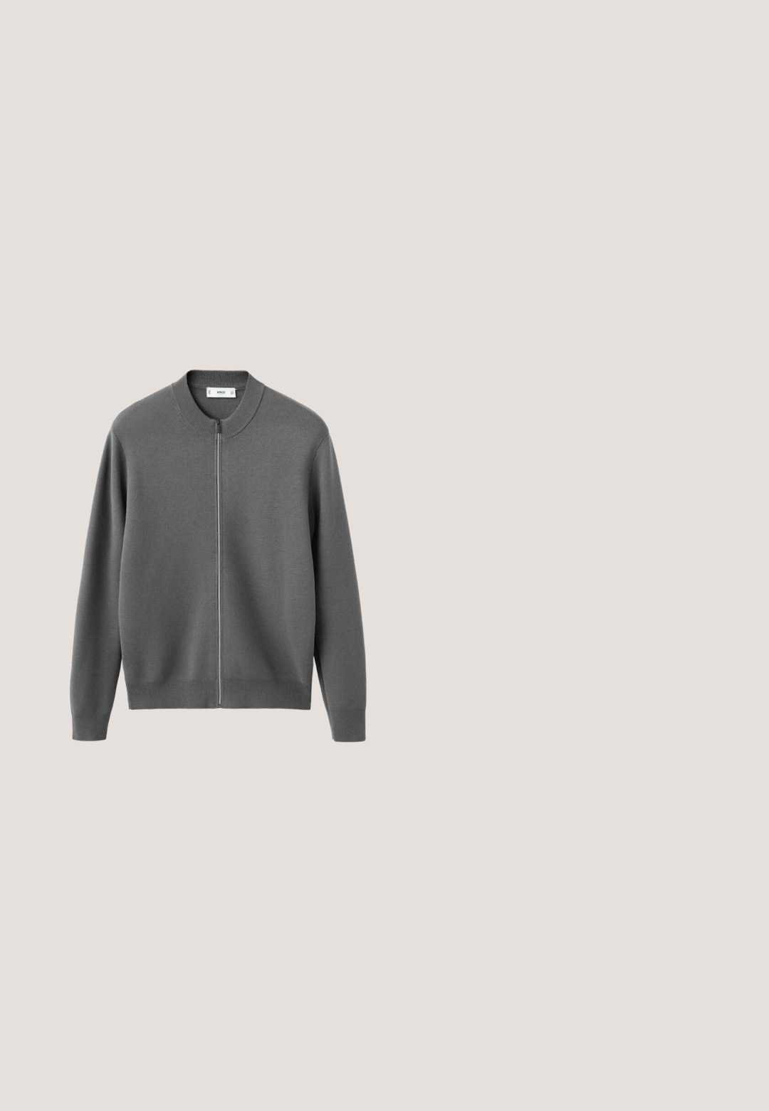 Grijze cardigan met volledige ritssluiting, geribde kraag, manchetten en zoom, weergegeven op een witte achtergrond.; Effen grijze T-shirt met korte mouwen en ronde hals, rechte zoom en een Massimo Dutti-label aan de binnenkant van de kraag.; Grijze casual shorts met elastische tailleband en zijzakken, plat uitgestald op een witte achtergrond.; Zwarte suède enkellaarsjes met elastische zijpanelen en een trekhaak, met een gestructureerde rubberen zool en een ronde neus.; Zwarte rechthoekige een bril met een glanzende afwerking, voorzien van transparante lenzen en "GUCCI" branding op de poot. Glad plastic oppervlak.; Zwarte leren reistas met ronde handvatten, een afneembare schouderriem en subtiele stikdetails. Soepele textuur en praktisch ontwerp.