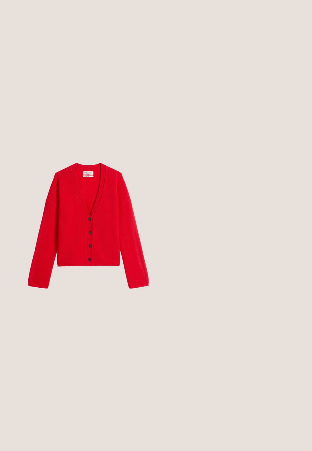 Cardigan rouge court en tissu tricoté doux. Présente un col en V profond, des manches longues et cinq boutons noirs sur le devant.; Débardeur rouge côtelé à fines bretelles, avec une coupe ajustée et un tissu texturé. Encolure ronde. Pas de fermetures ou motifs visibles.; Pantalons sur mesure rouges avec une texture lisse, présentant un design à jambe droite, des poches avant et des coutures nettes sans matériel visible.; Mocassin plat en cuir rouge avec découpe et bride à boucle dorée, bout arrondi et semelle basse marron.; Sac bandoulière en cuir rouge avec rabat avant, fermoir doré et bandoulière réglable posé à plat sur un fond blanc.; Boucles d'oreilles en forme de cerise rouge avec une finition pailletée, tiges en métal doré et feuilles en émail vert. Les détails en forme de cerise accentuent le design.